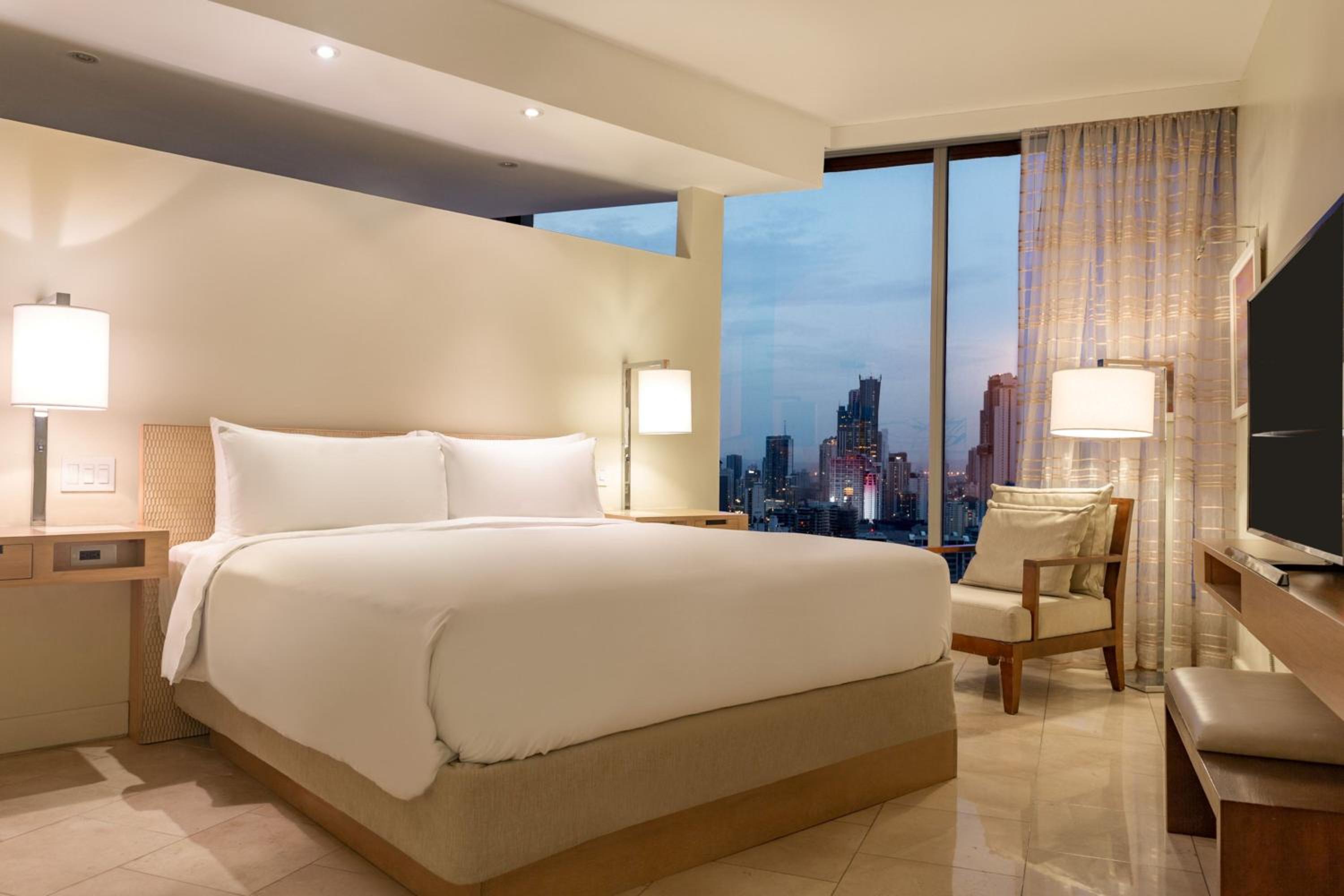 Executive suite with king bed, balcony and partial ocean view - Photo 11