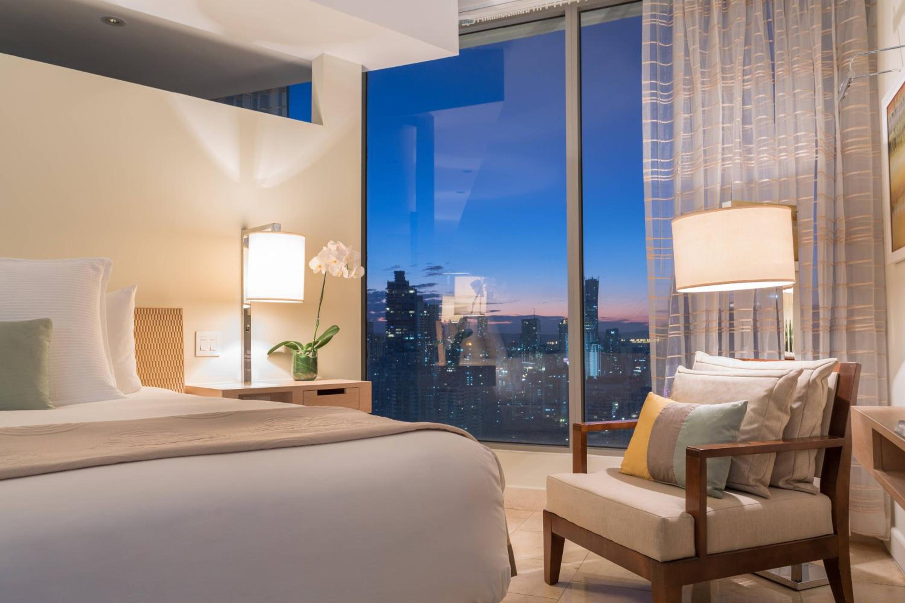 Curve, Suite, 1 King, Partial ocean view, Balcony - Photo 4