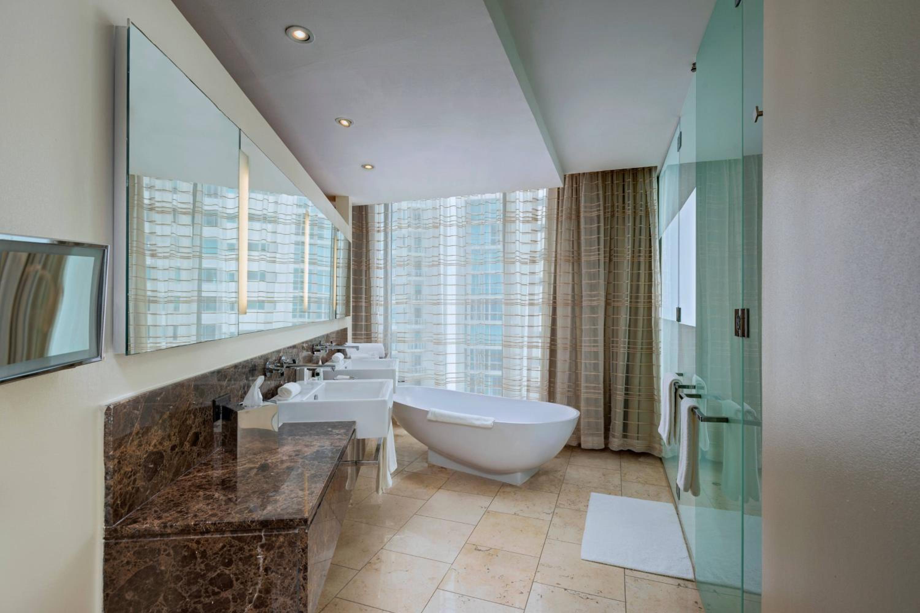 Executive suite with king bed, balcony and partial ocean view - Photo 8