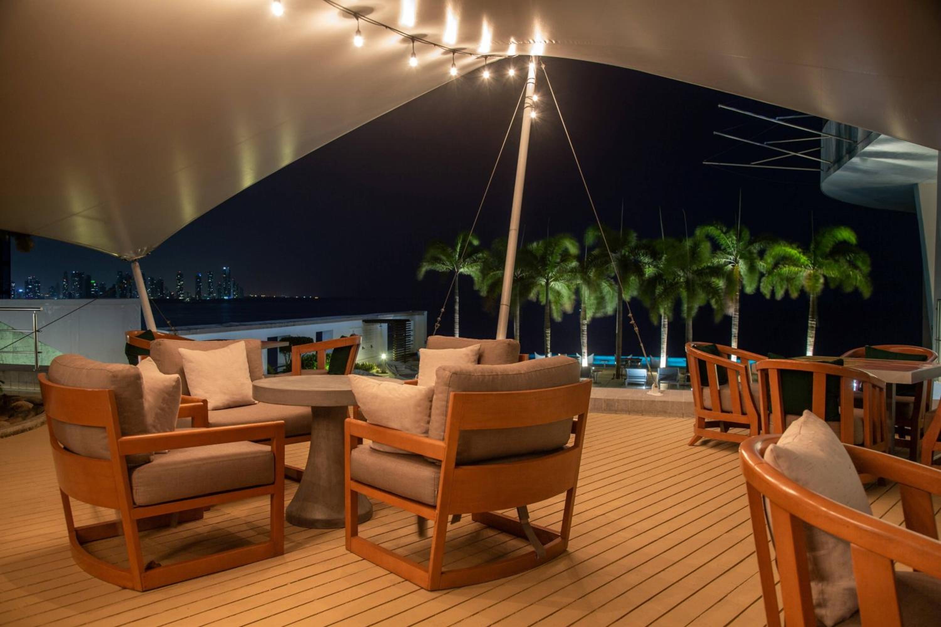 Executive suite with king bed, balcony and partial ocean view - Photo 3