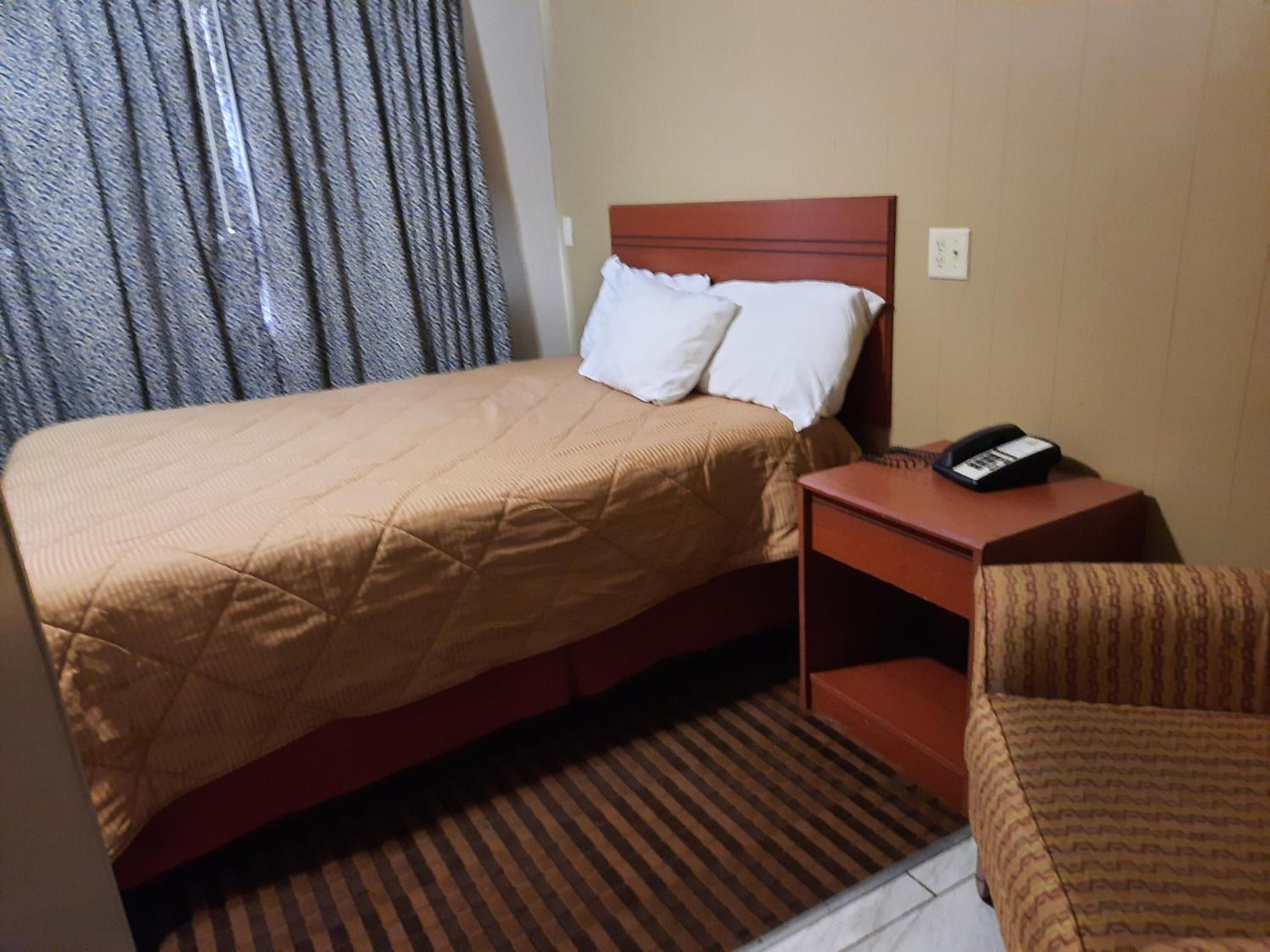 Queen Room photo 1