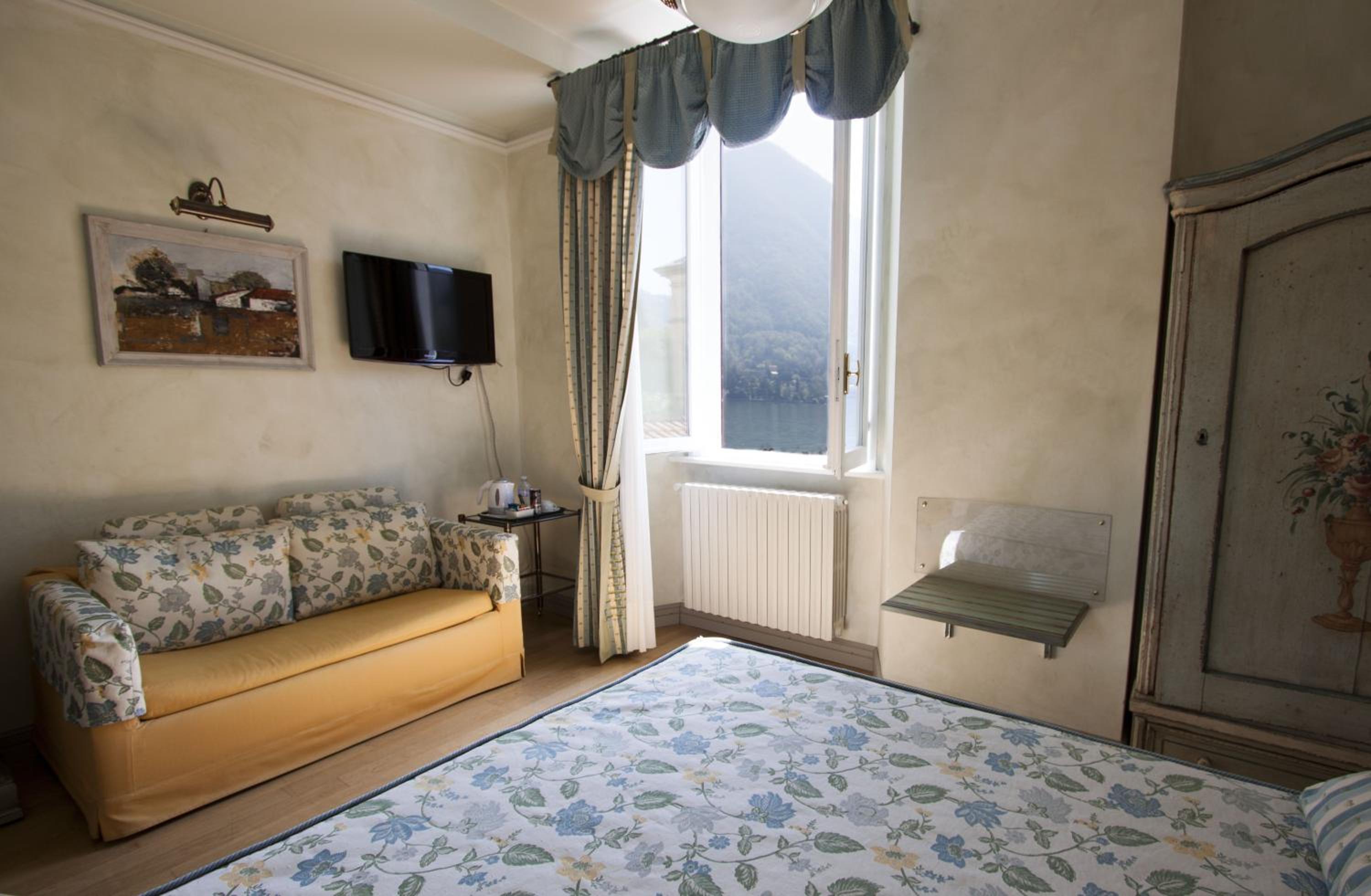 Double Room with Lake View thumbnail 5