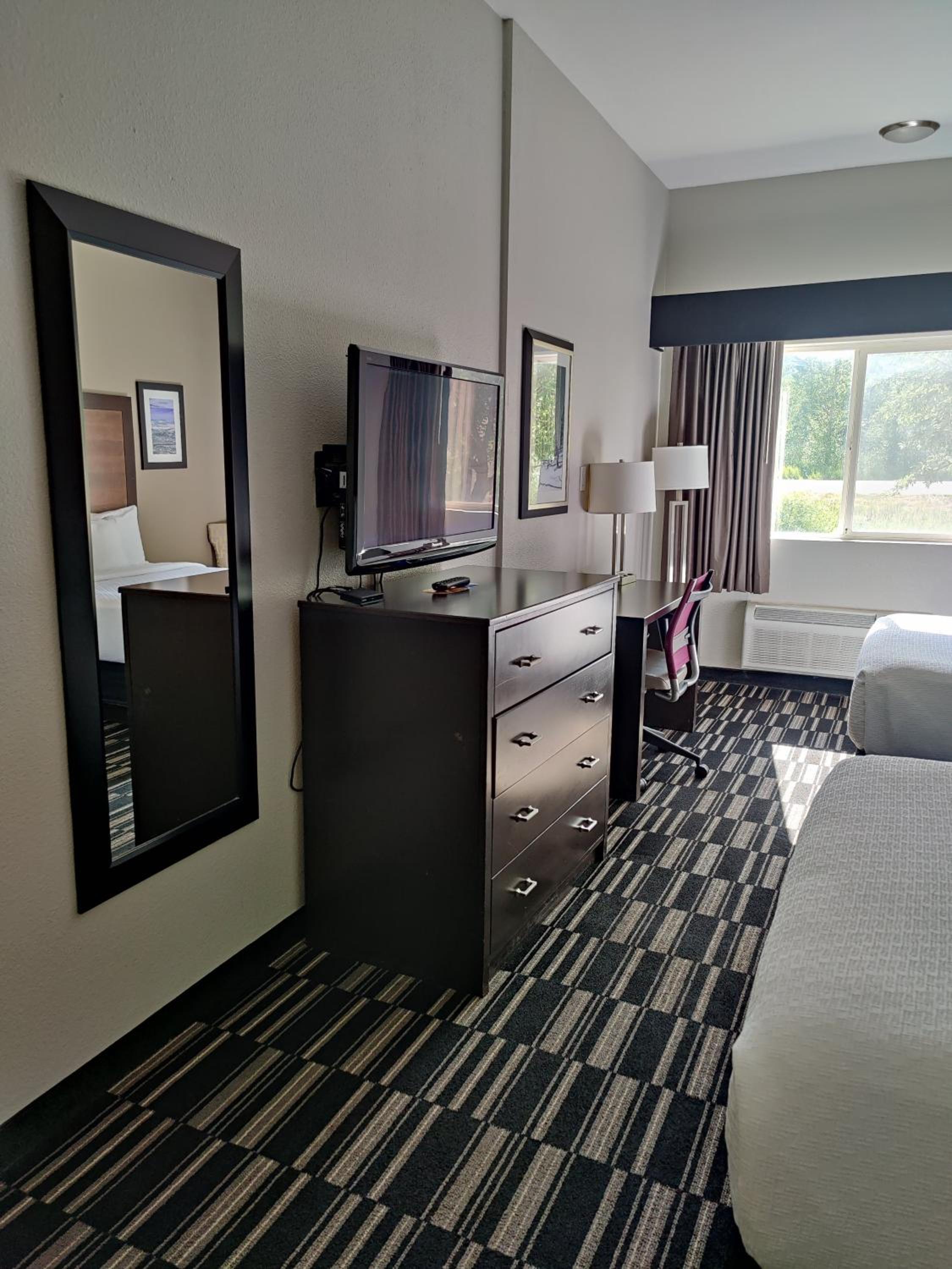 Queen Room with Two Queen Beds - Non-Smoking - Photo 3