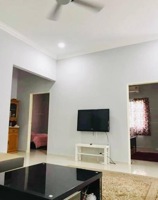Three-Bedroom House photo 3