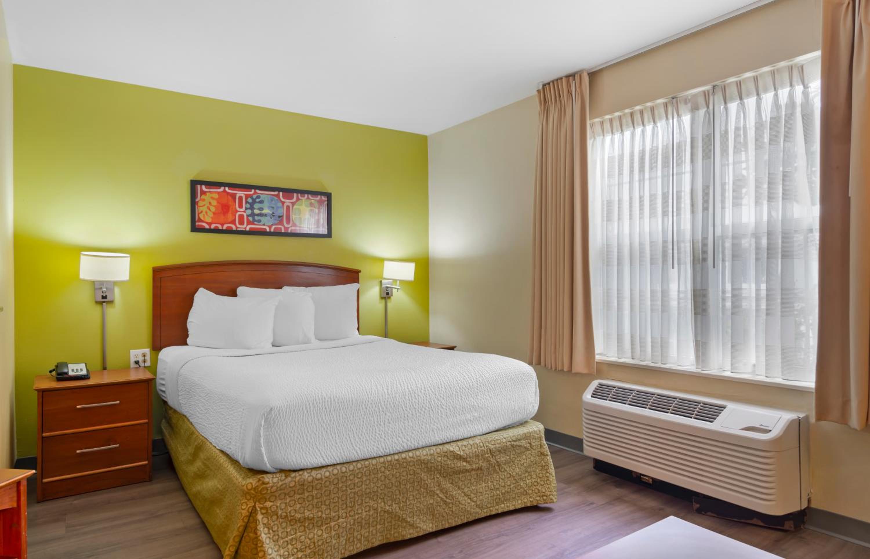 Deluxe studio 1 Queen Bed Non-Smoking - Photo 7