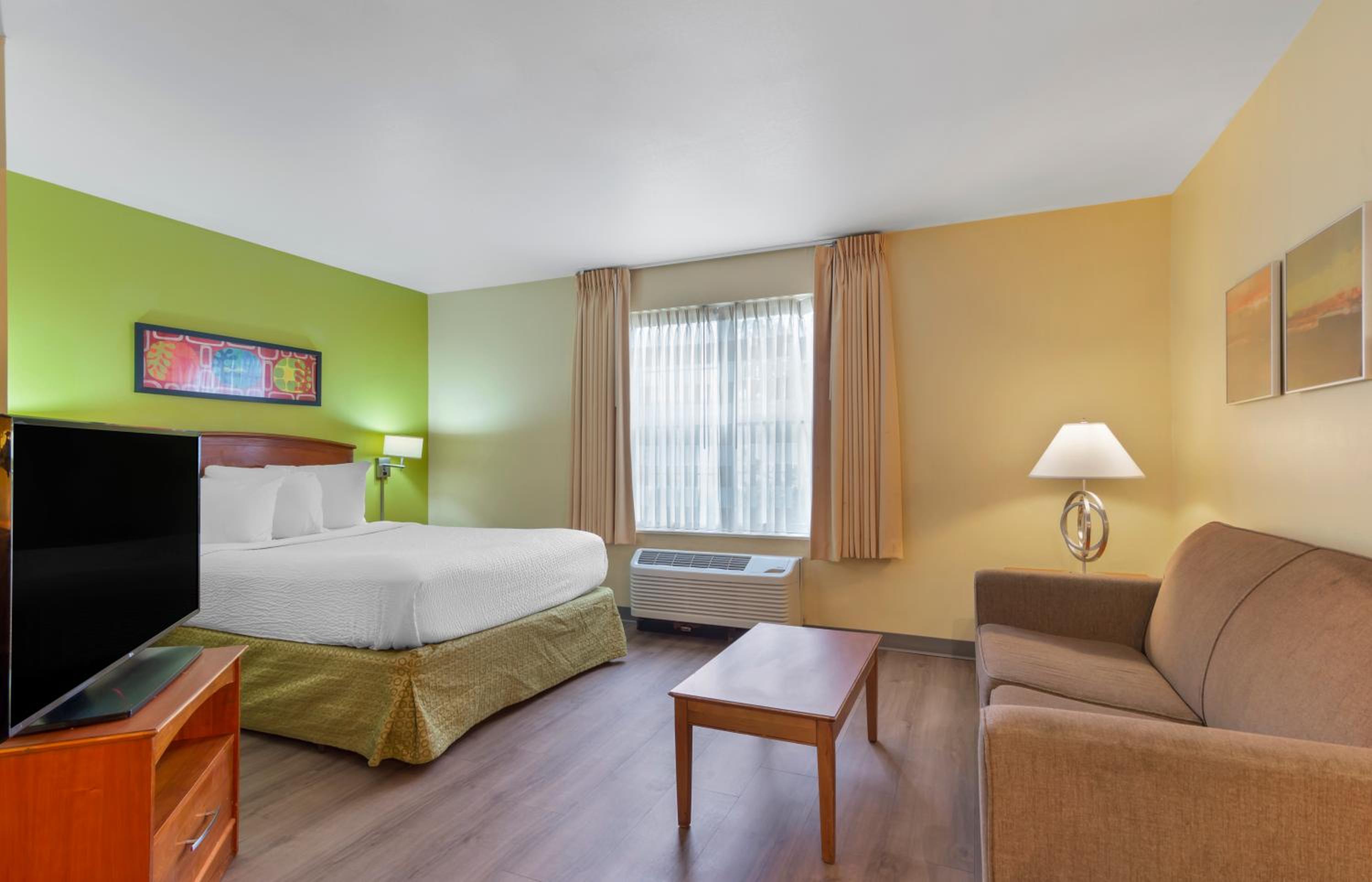Deluxe studio 1 Queen Bed Non-Smoking - Photo 15