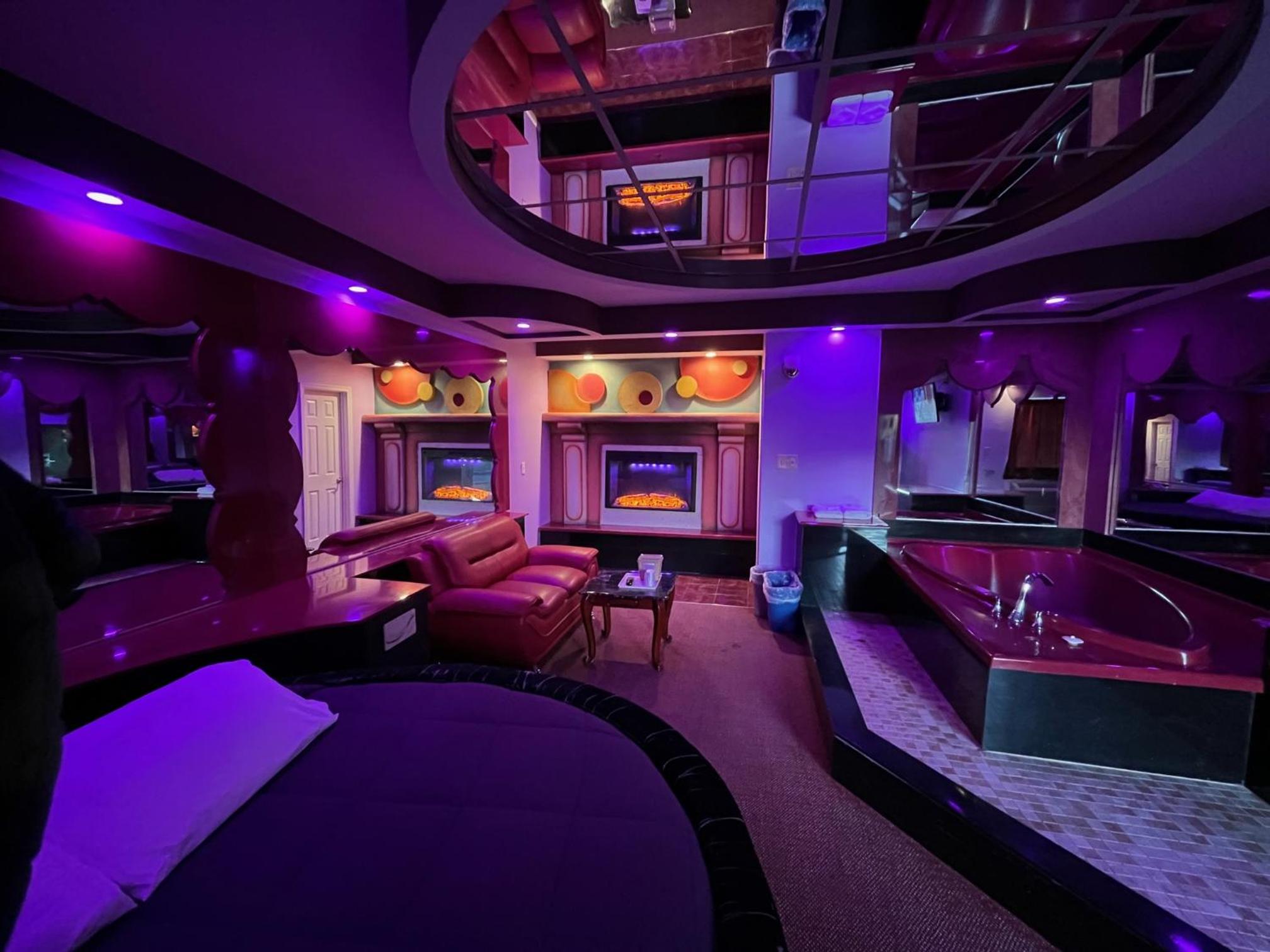 Deluxe King Suite photo 2
