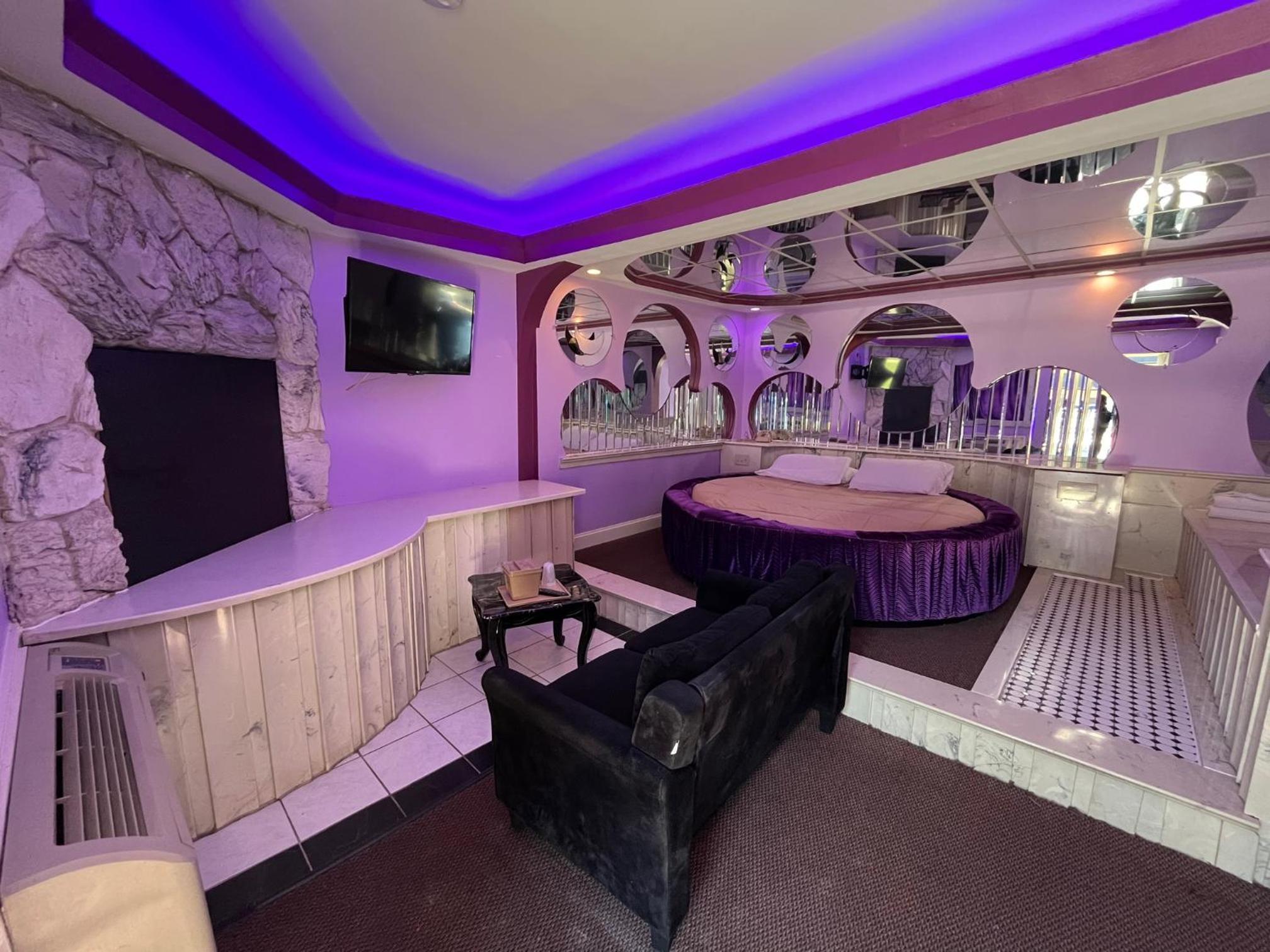 Deluxe King Suite photo 3