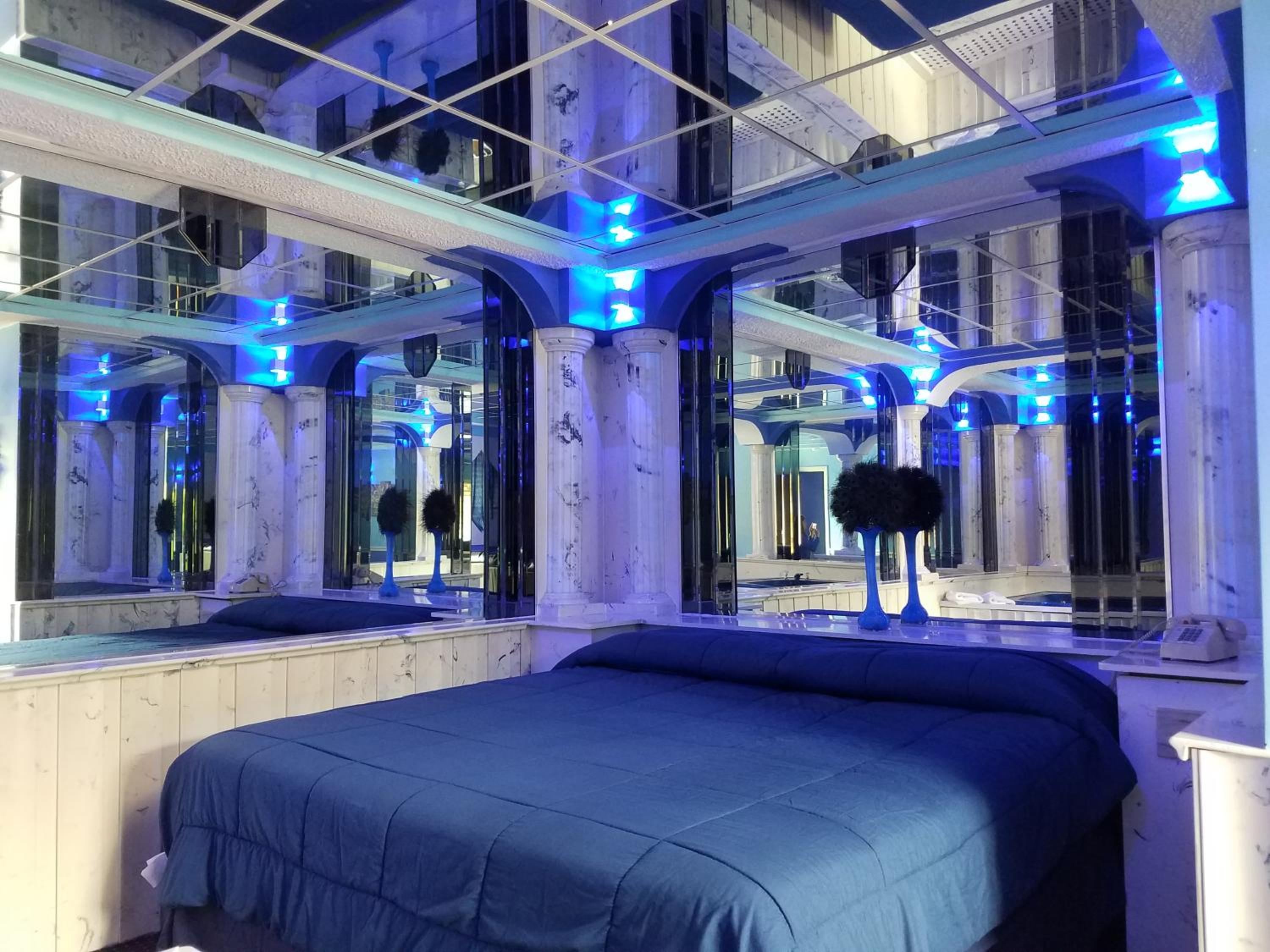 Deluxe King Suite photo 1