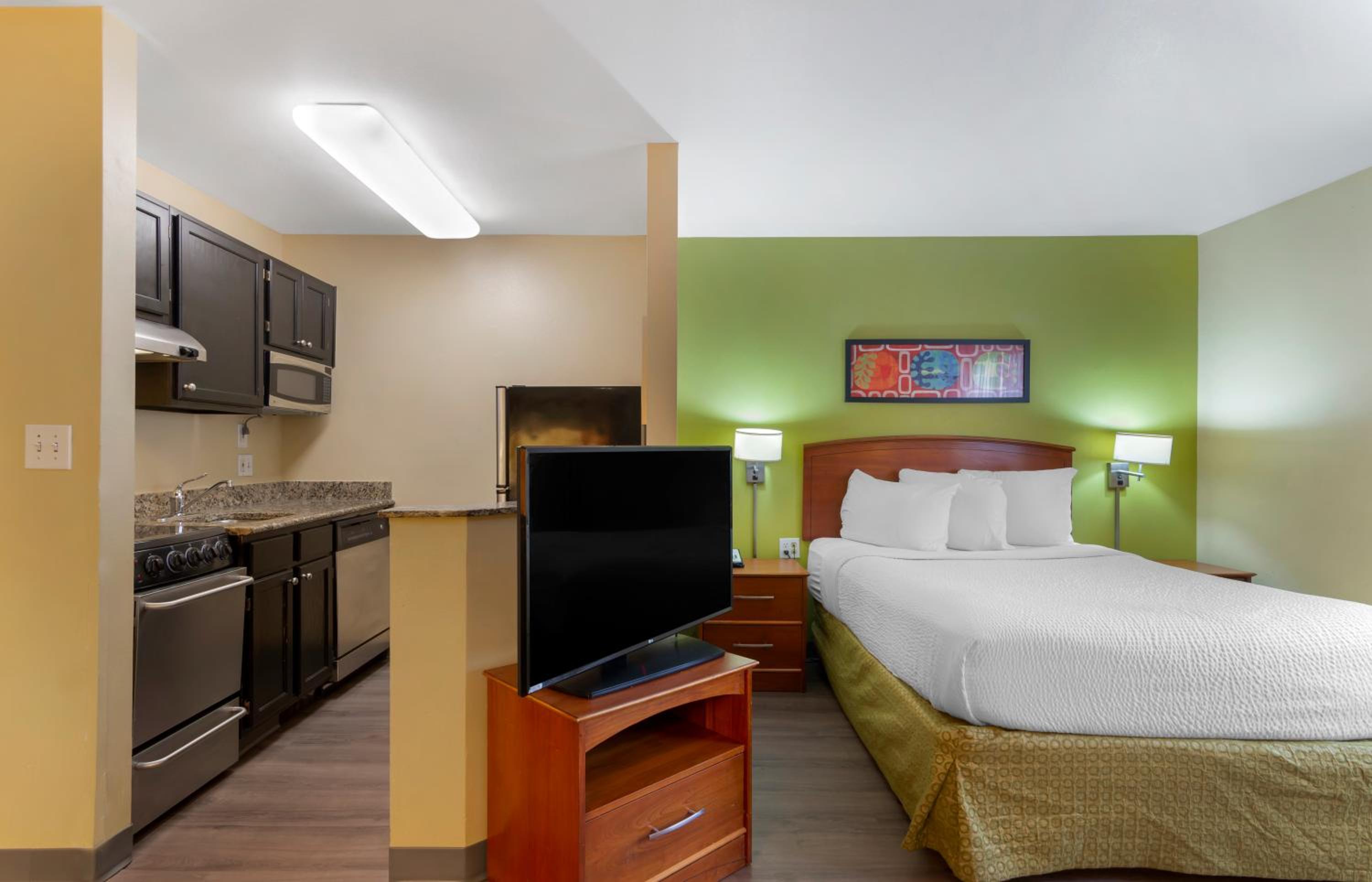 Deluxe studio 1 Queen Bed Non-Smoking - Photo 12