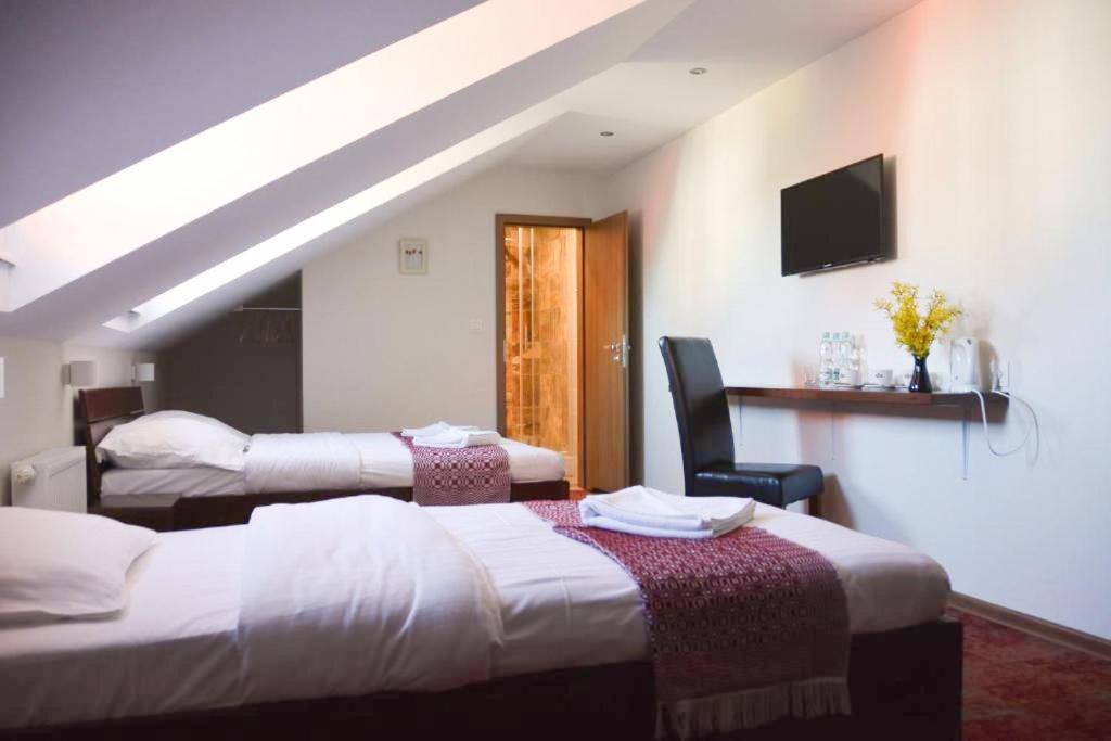 Standard Family Room - Photo 2