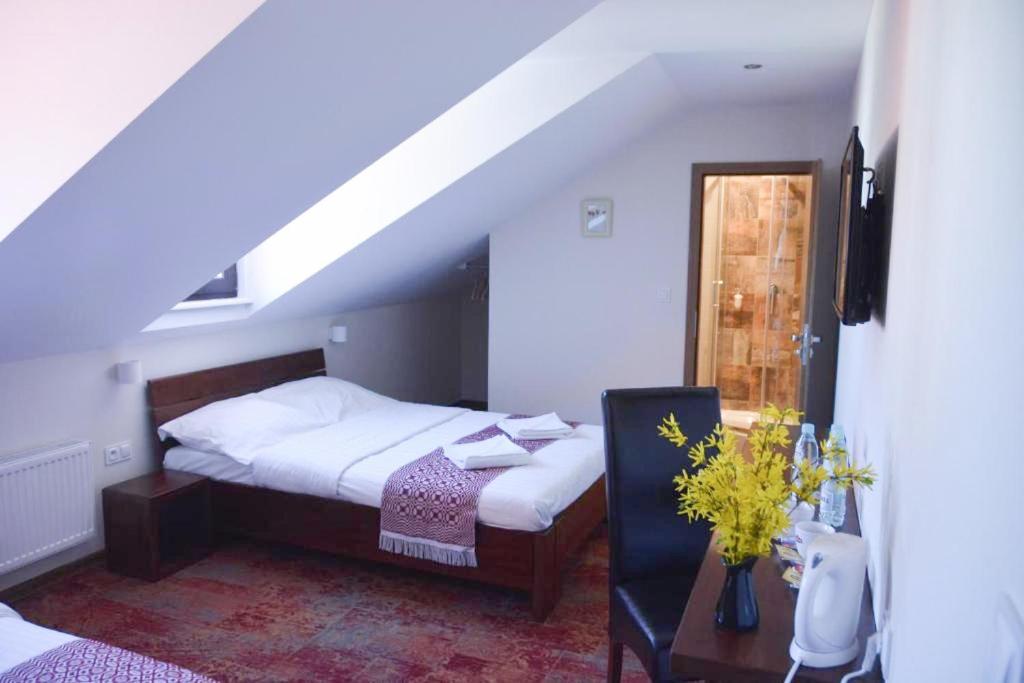 Standard Family Room - Photo 3