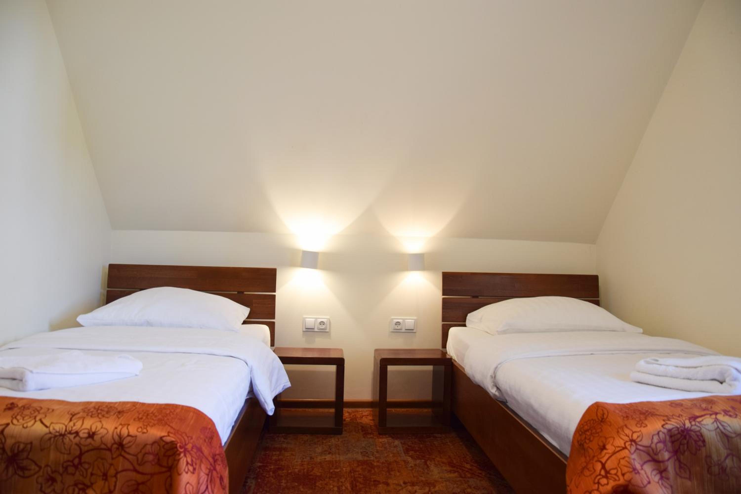 Small Twin Room - Photo 1