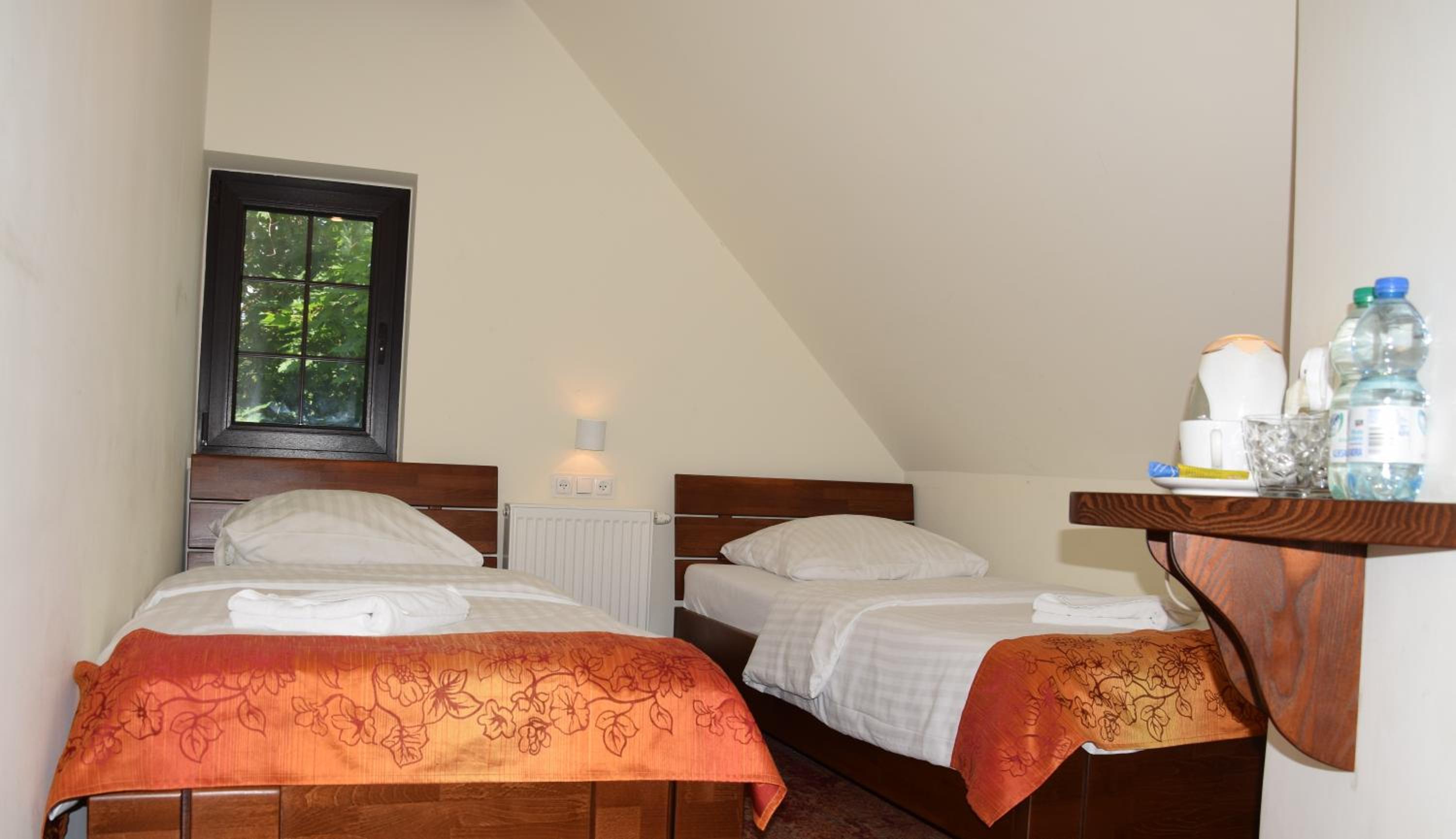 Small Twin Room - Photo 6