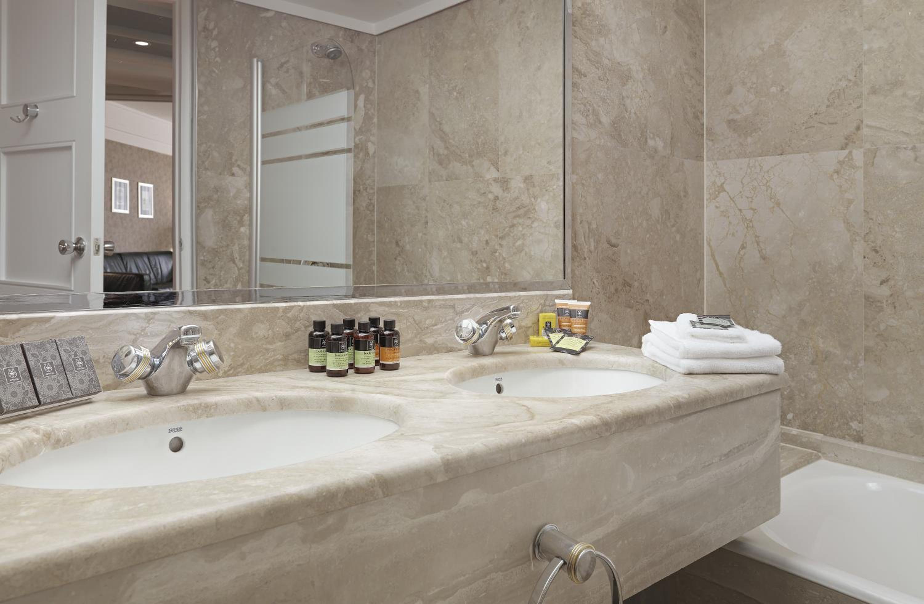 Deluxe City View Suite  photo 3