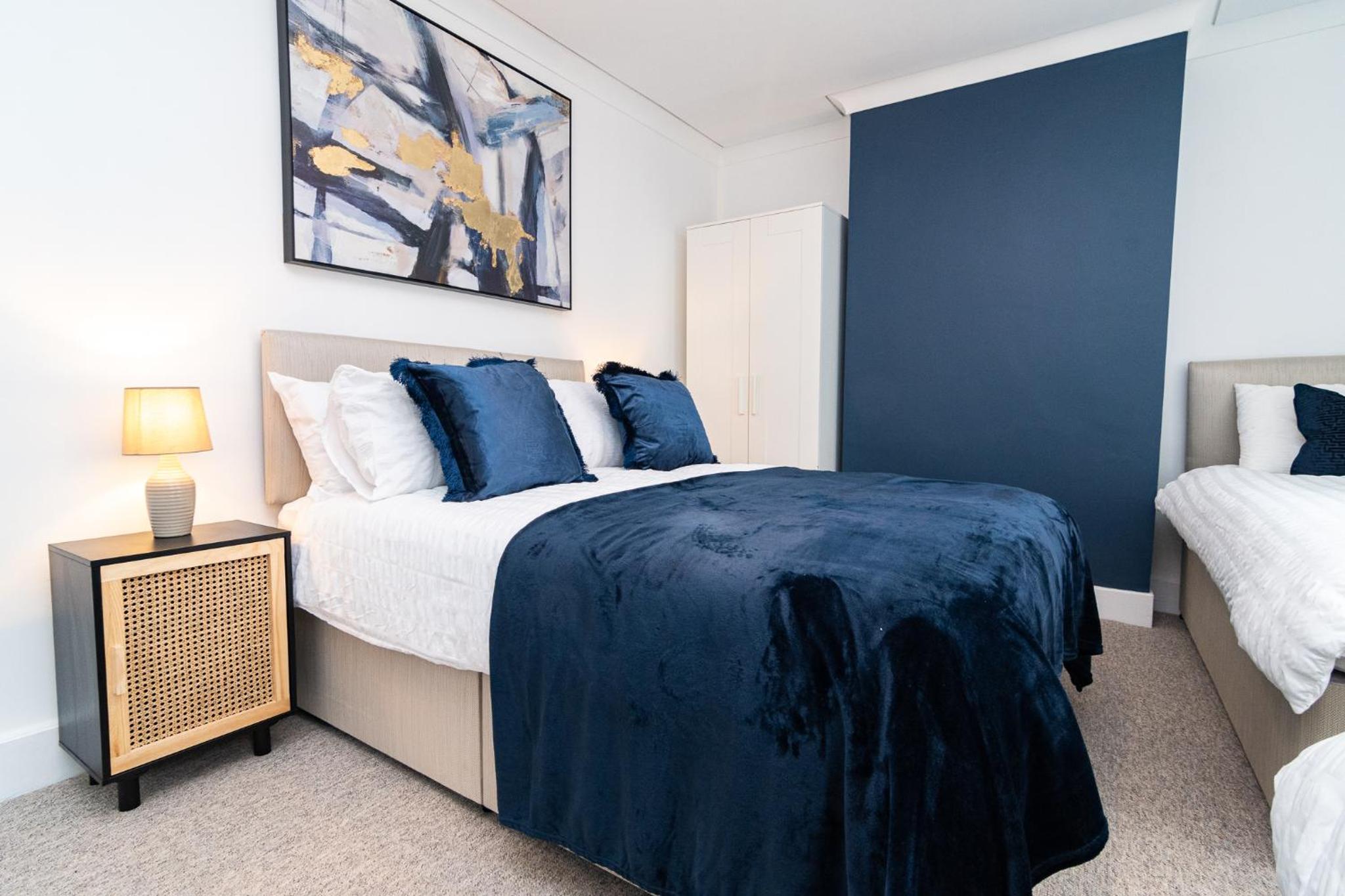 Five-Bedroom House photo 1