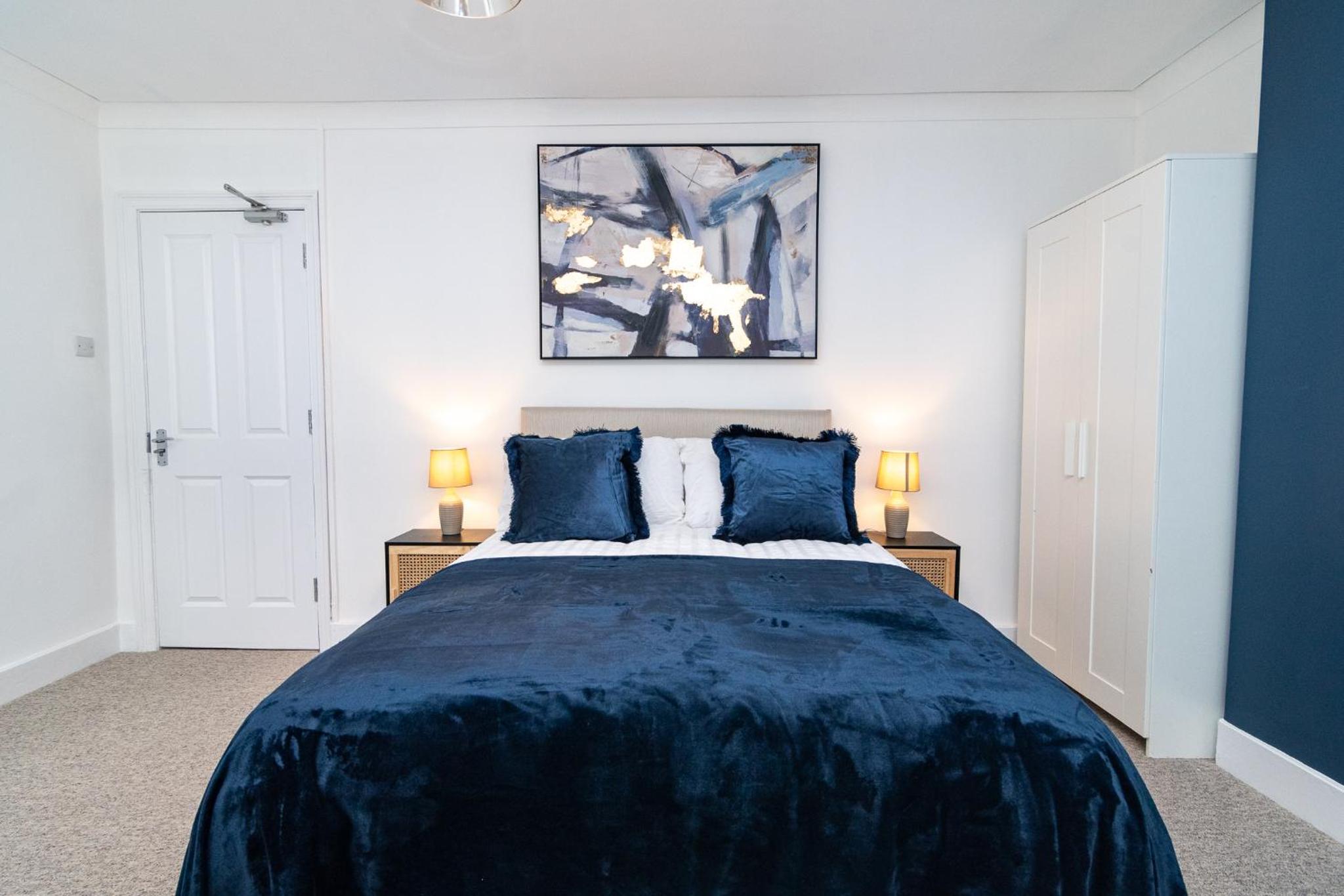 Five-Bedroom House photo 3
