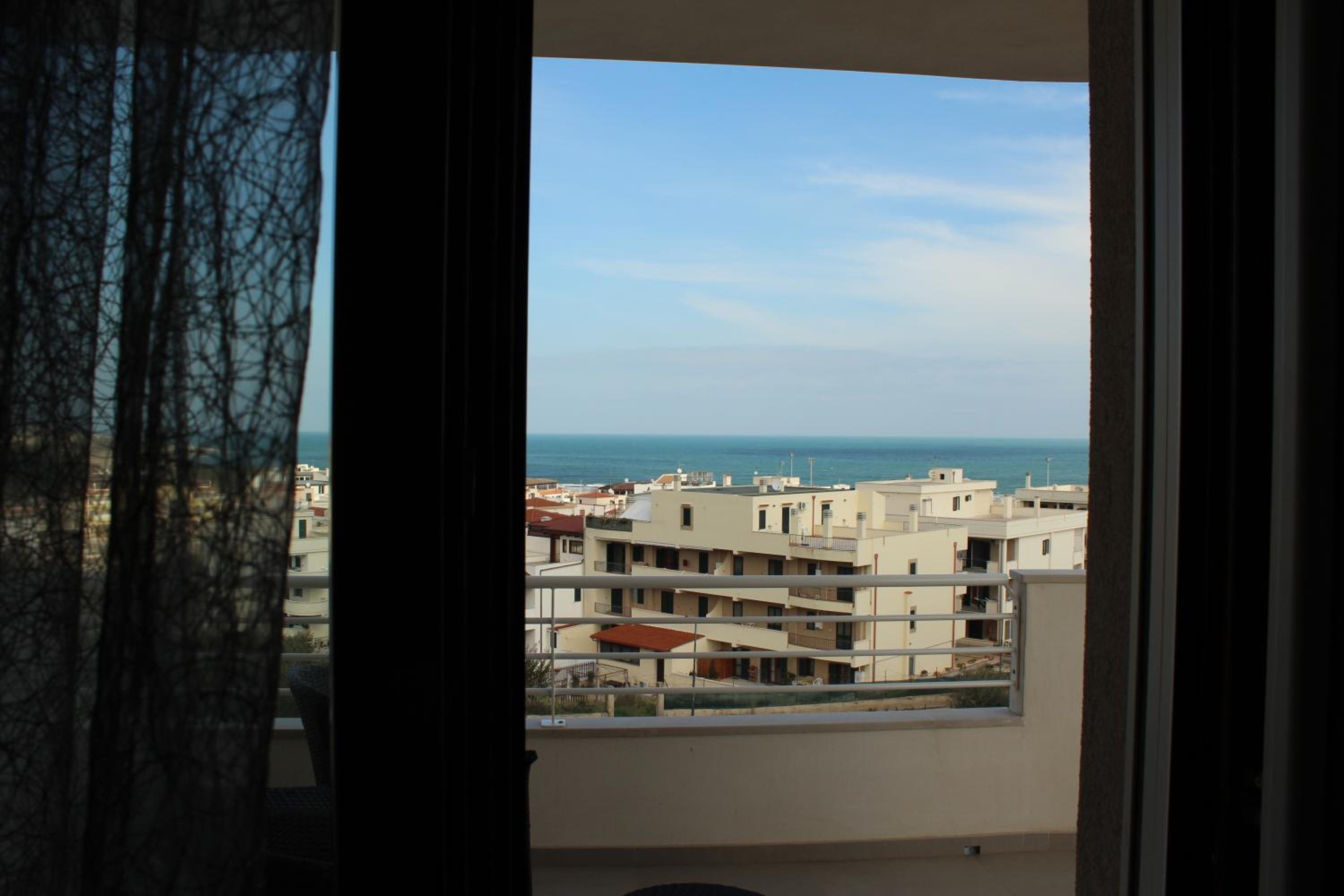 Deluxe Double Room - Photo 9