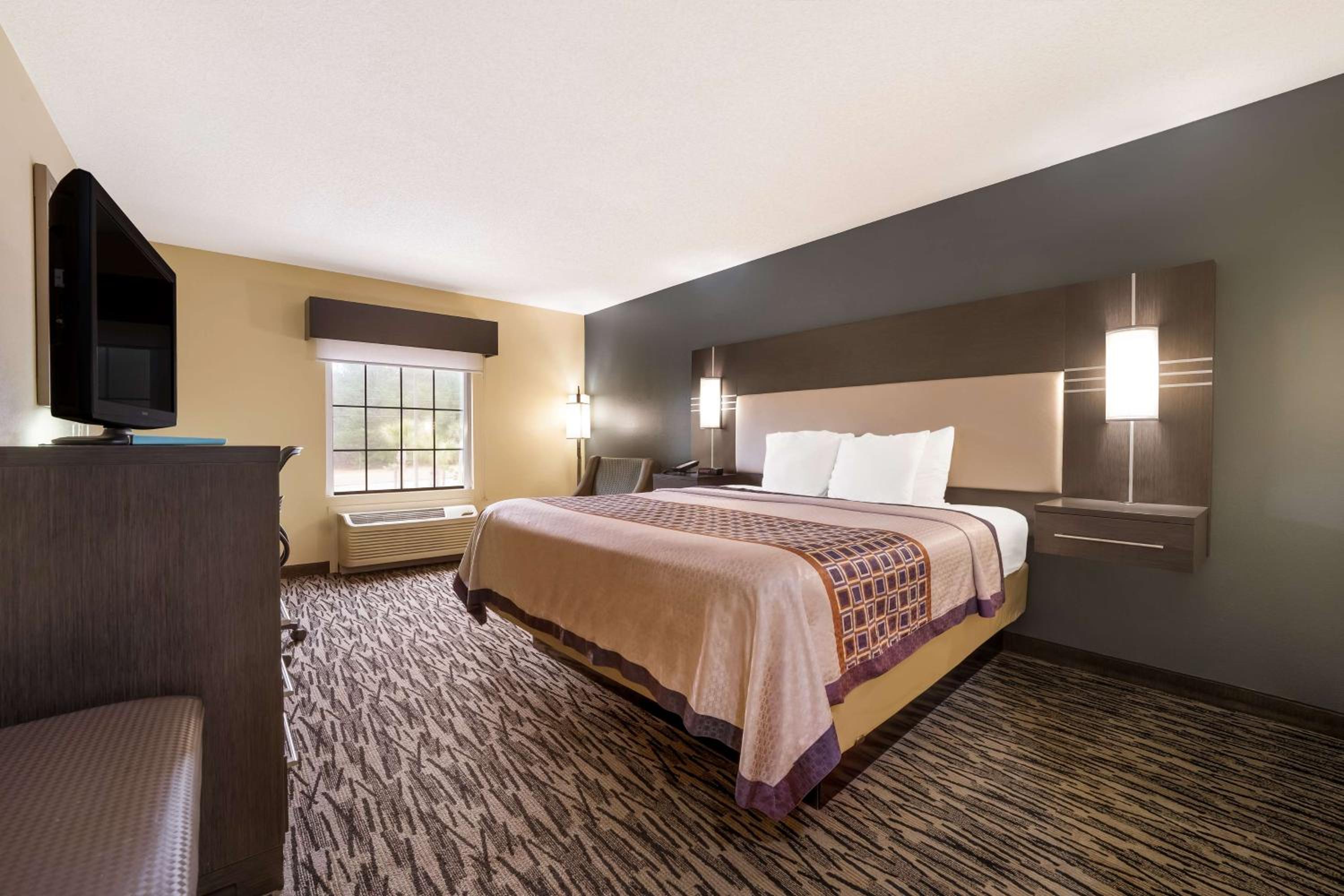Deluxe King Room - Photo 3