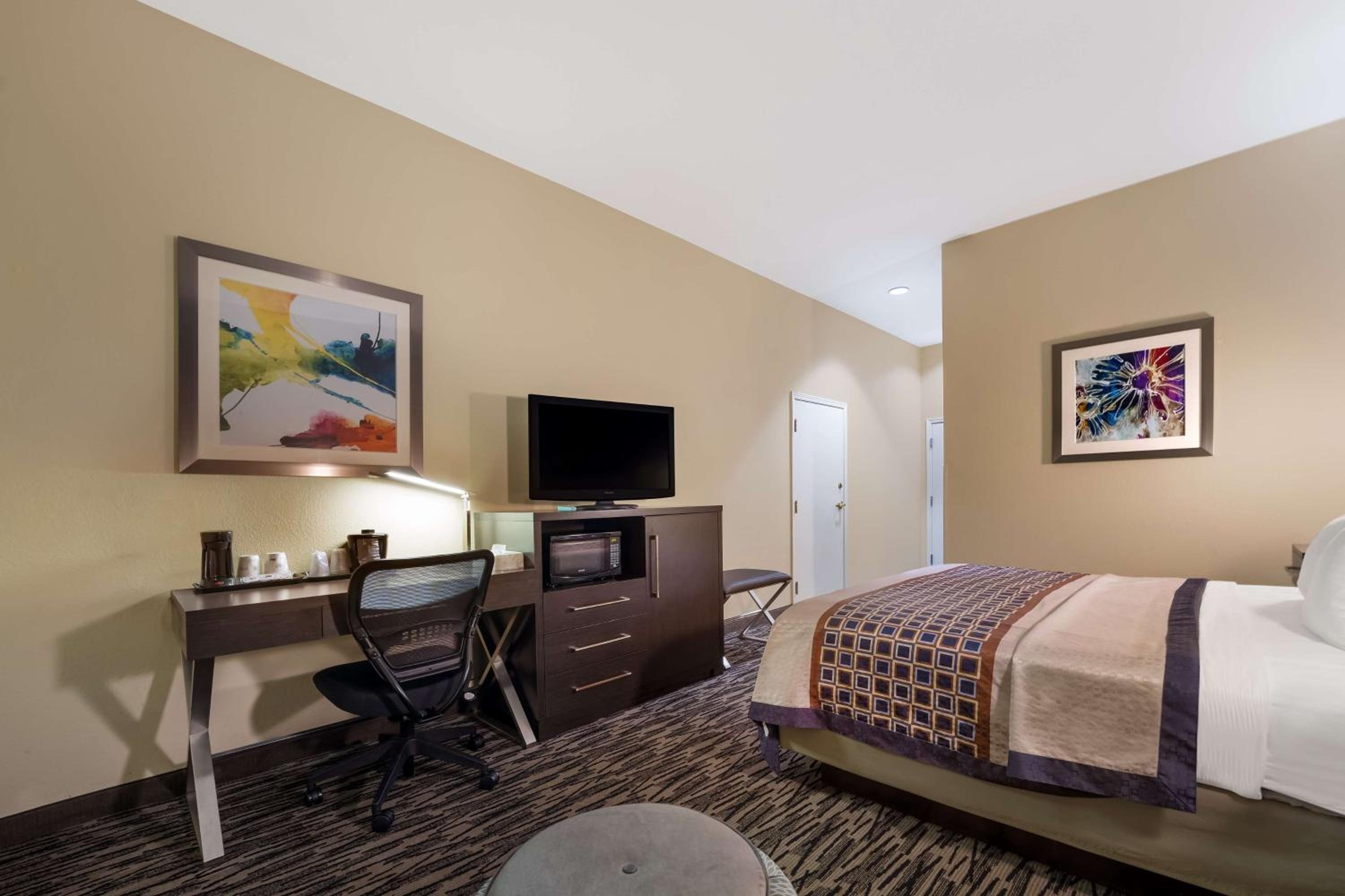 King Room with Roll-In Shower - Mobility Access photo 2