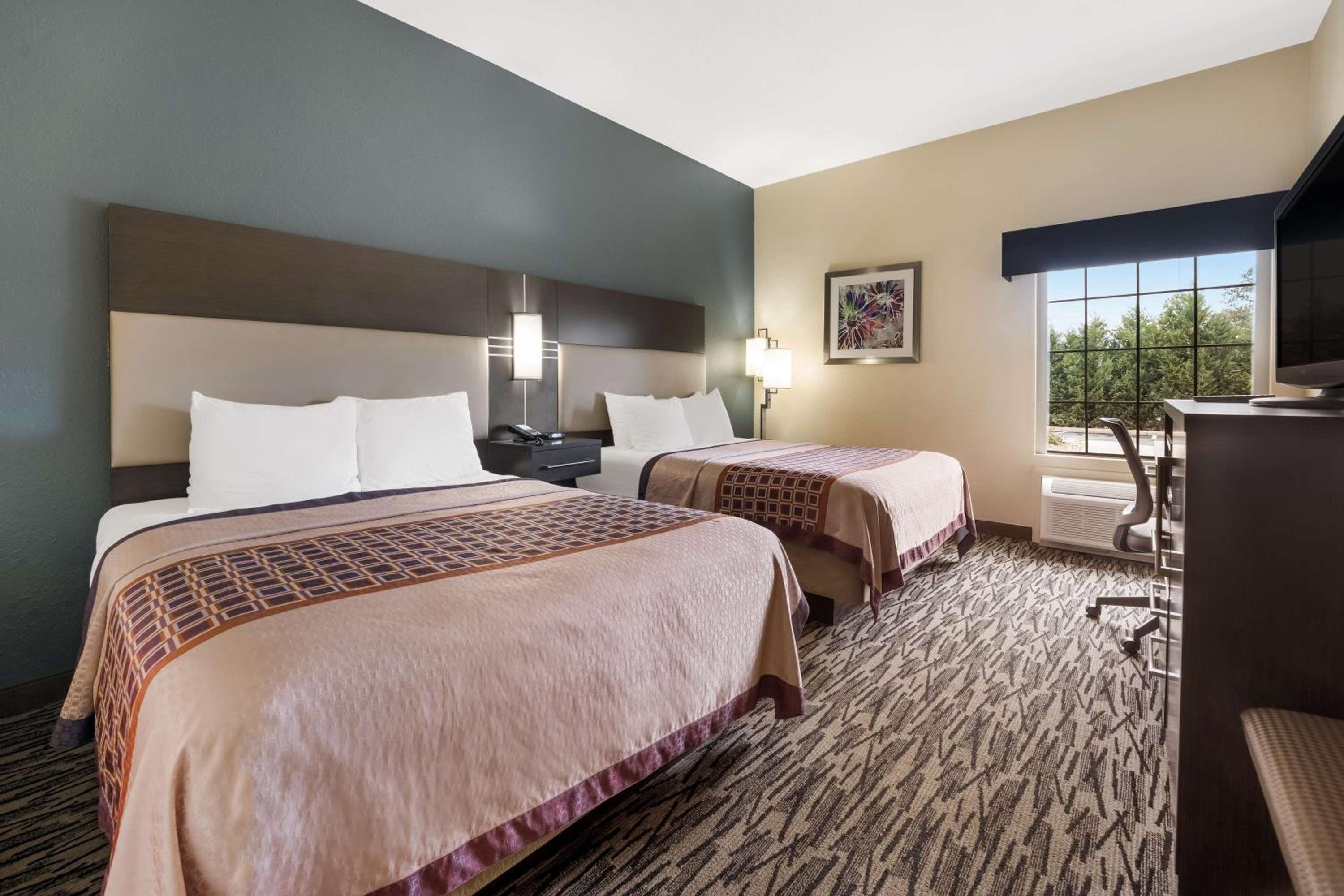 Queen Room with Two Queen Beds - Disability Access/Bath Tub - Photo 3