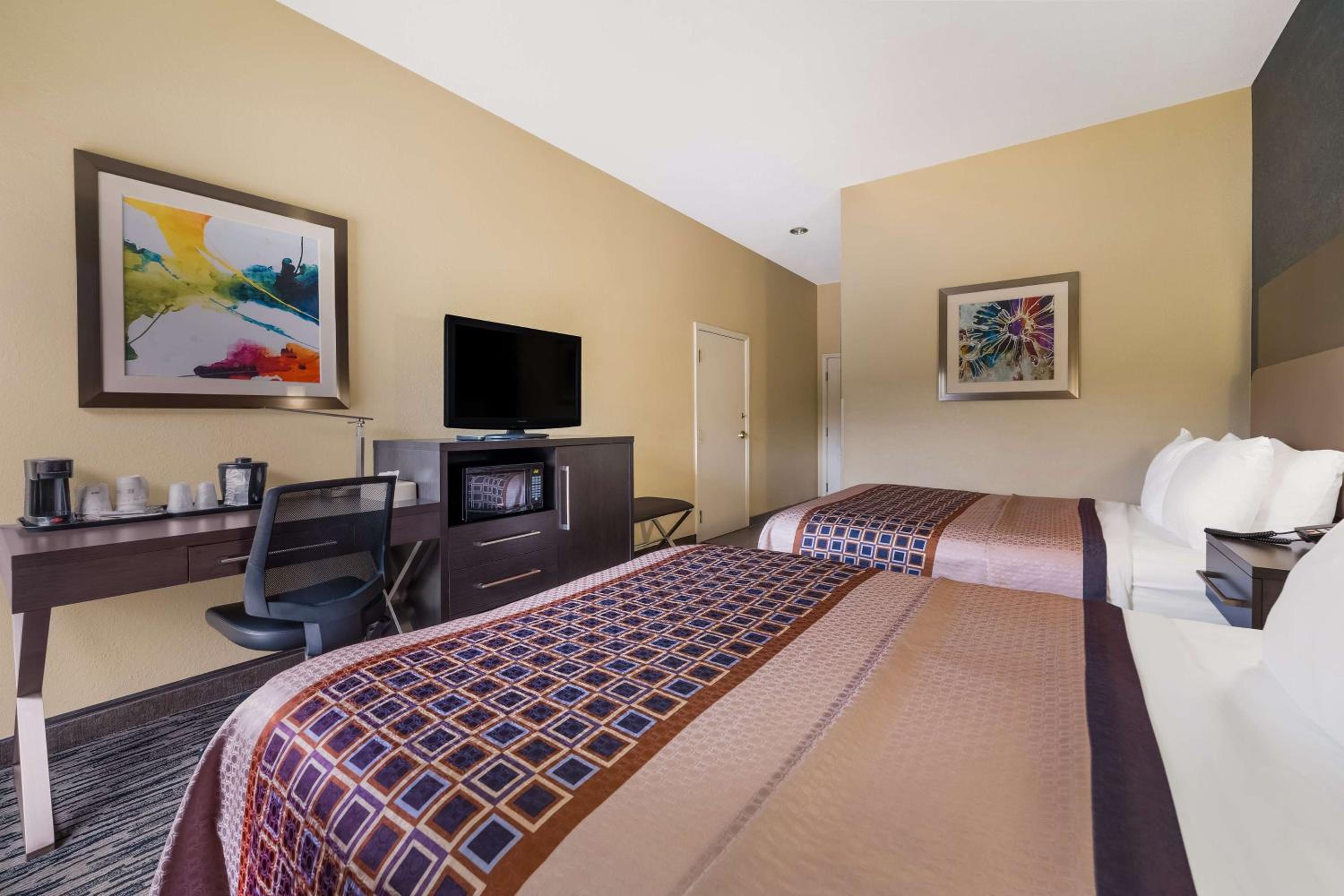 Queen Room with Two Queen Beds - Disability Access/Bath Tub - Photo 4