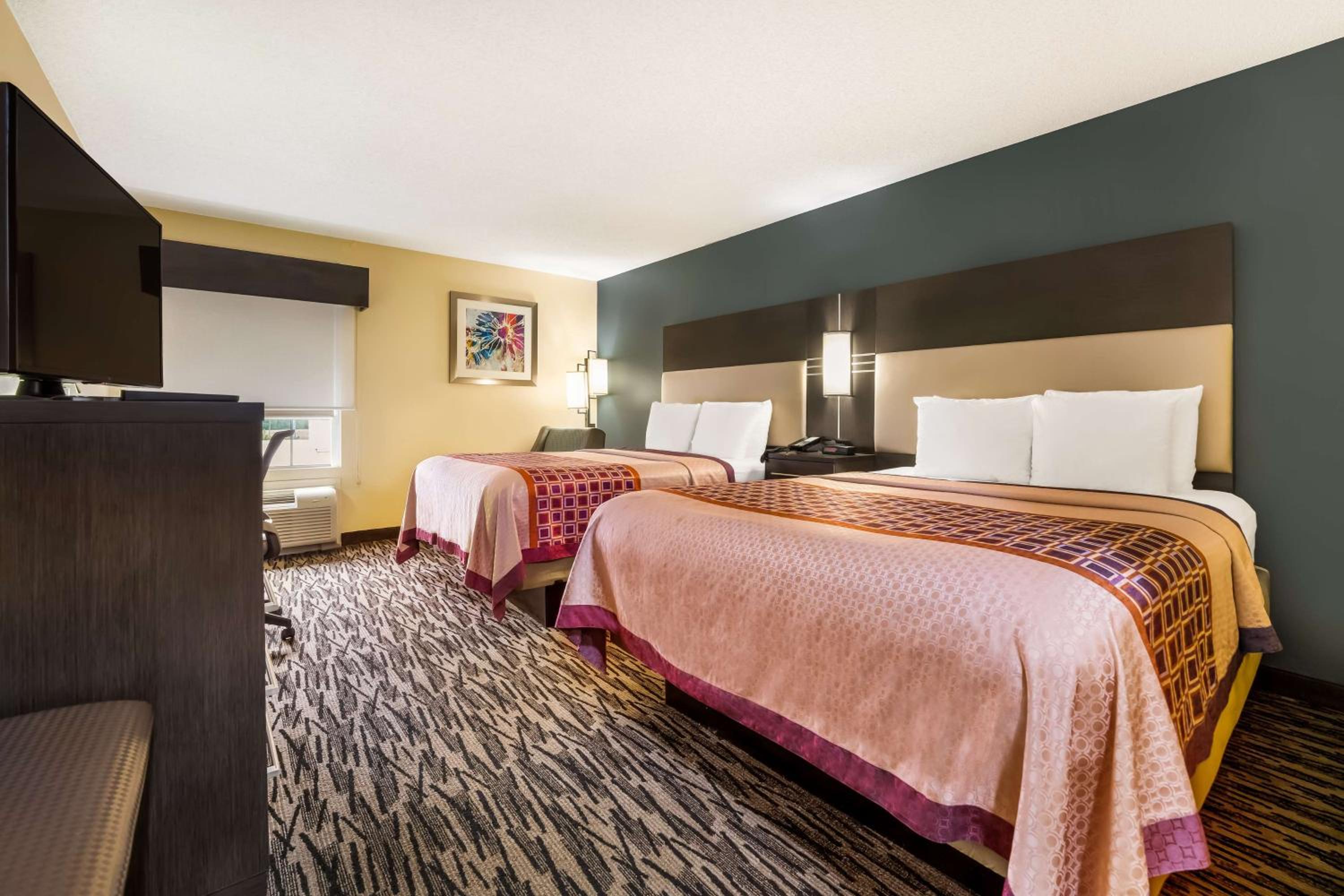 Queen Suite with Sofa Bed - Photo 2