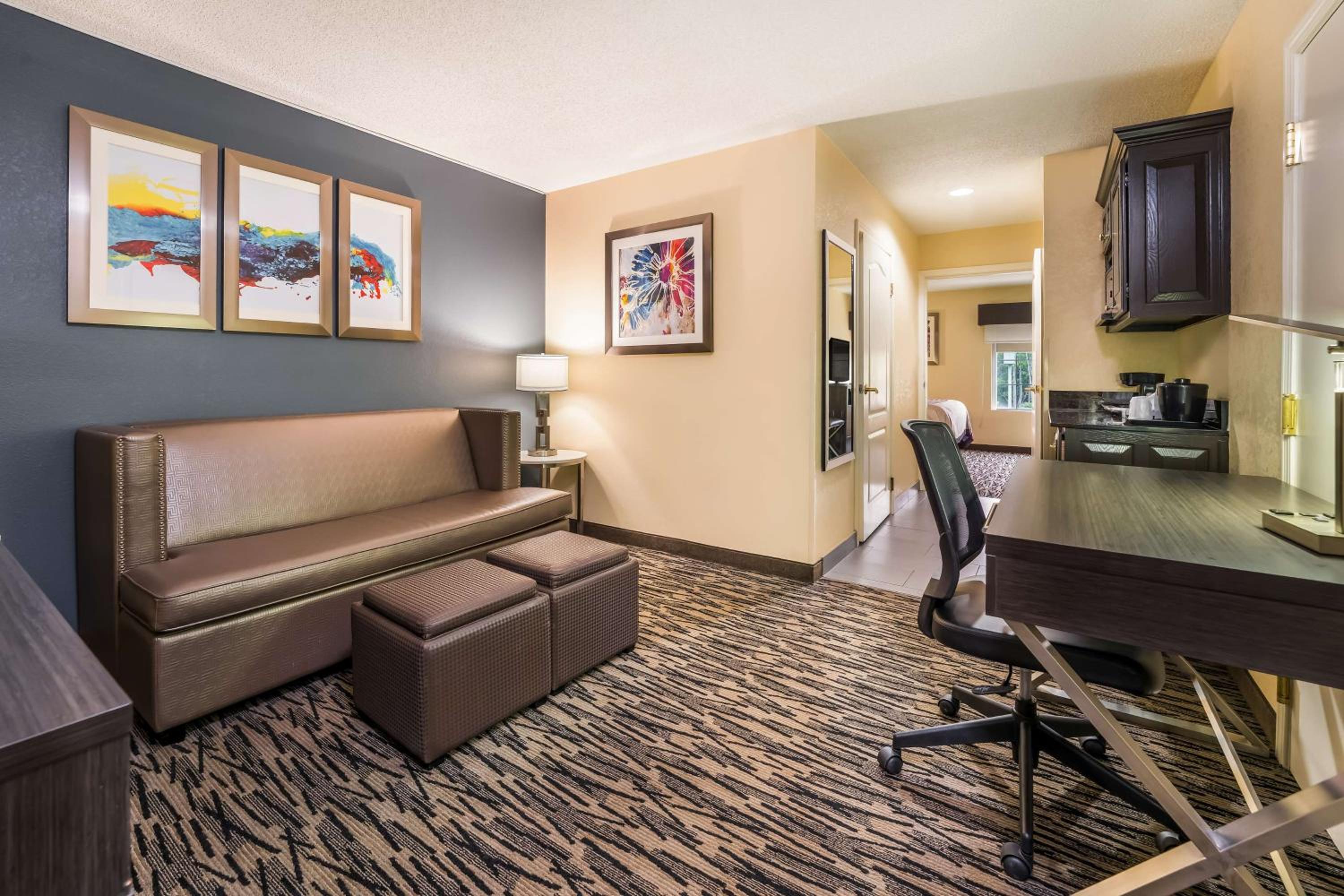 Queen Suite with Sofa Bed - Photo 5