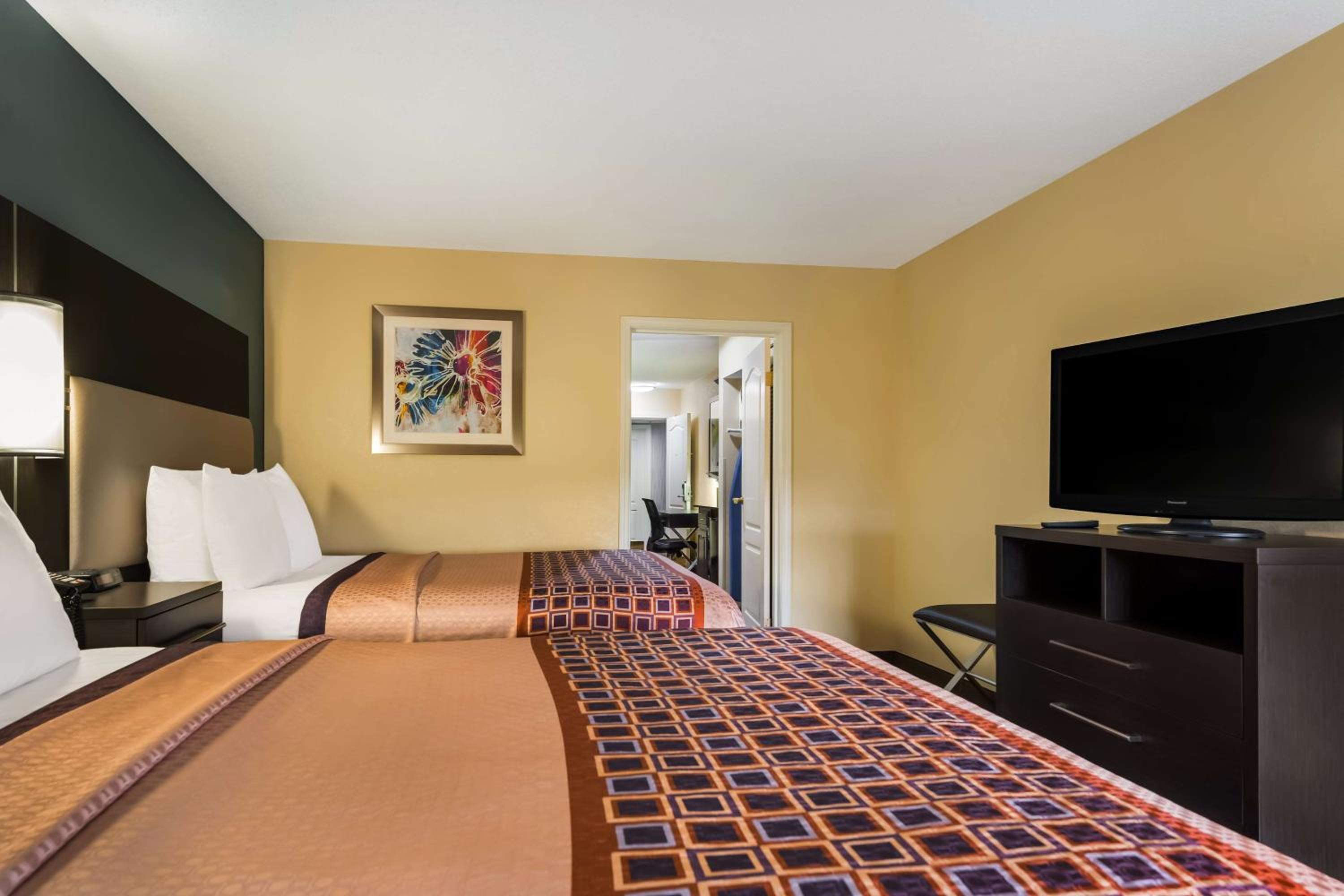 Queen Suite with Sofa Bed - Photo 3