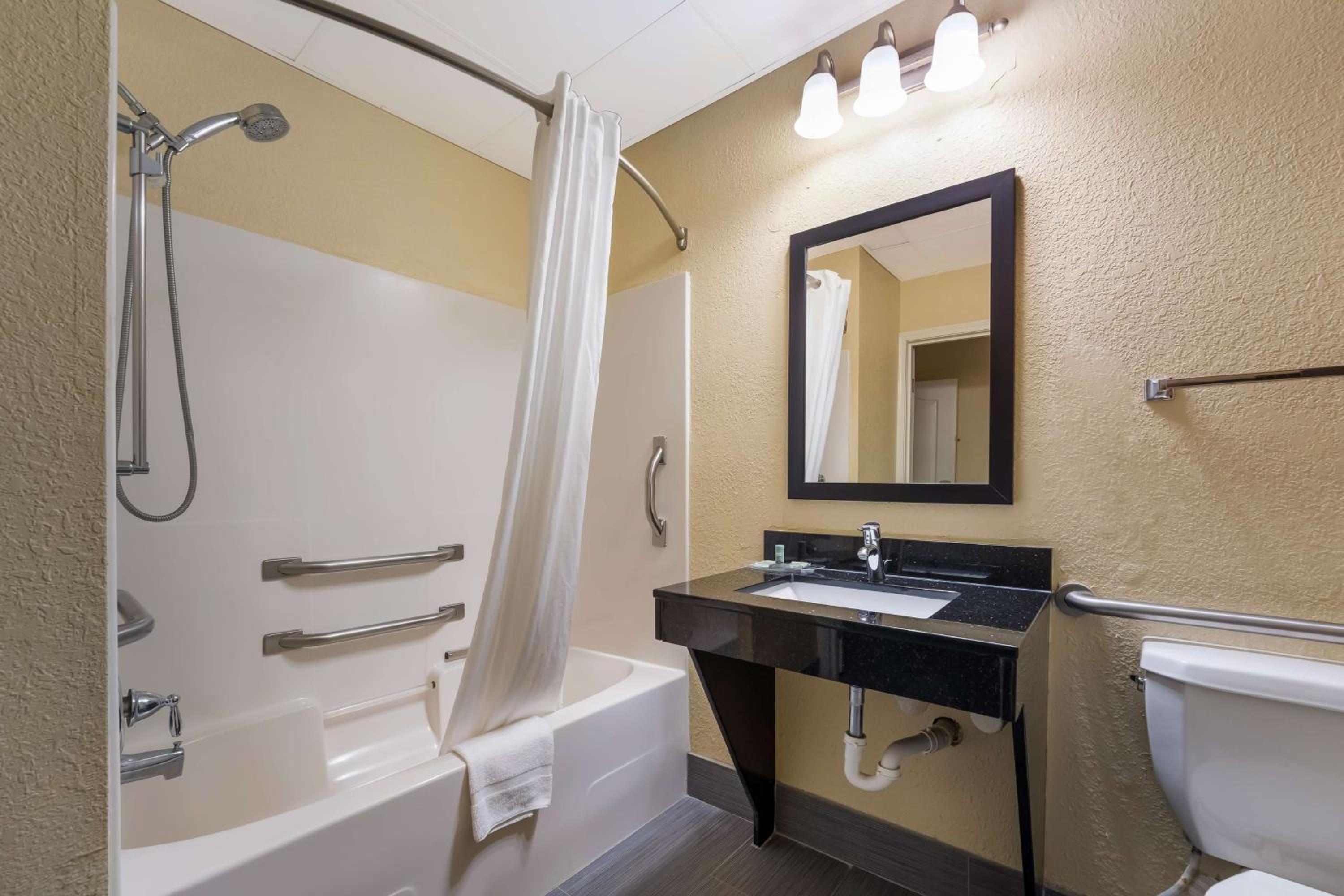 Queen Room with Two Queen Beds - Disability Access/Bath Tub - Photo 5