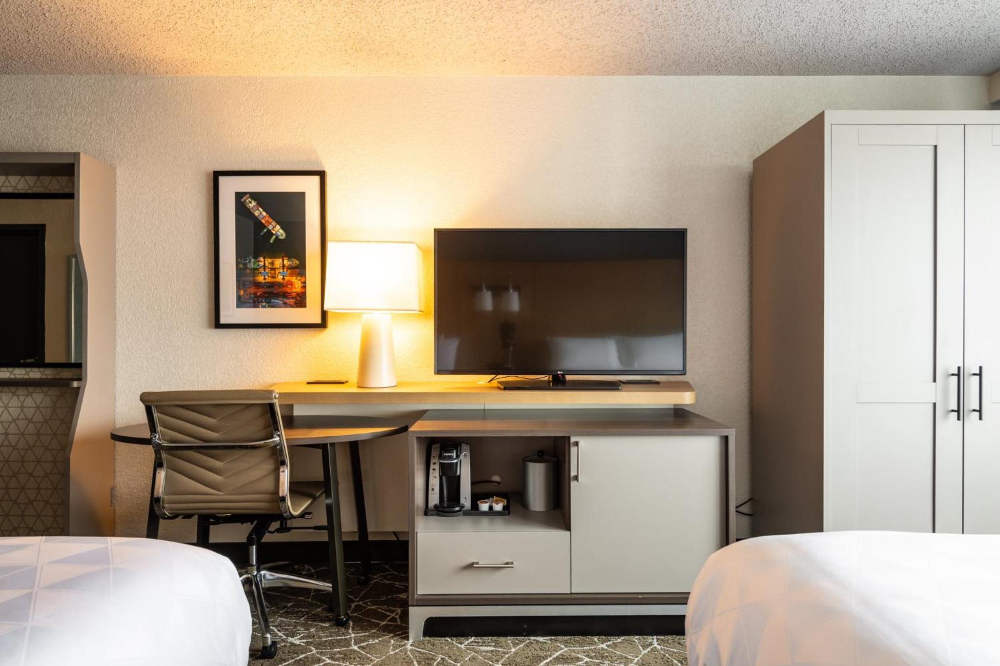 Standard Room with Two Queen Beds - Photo 7