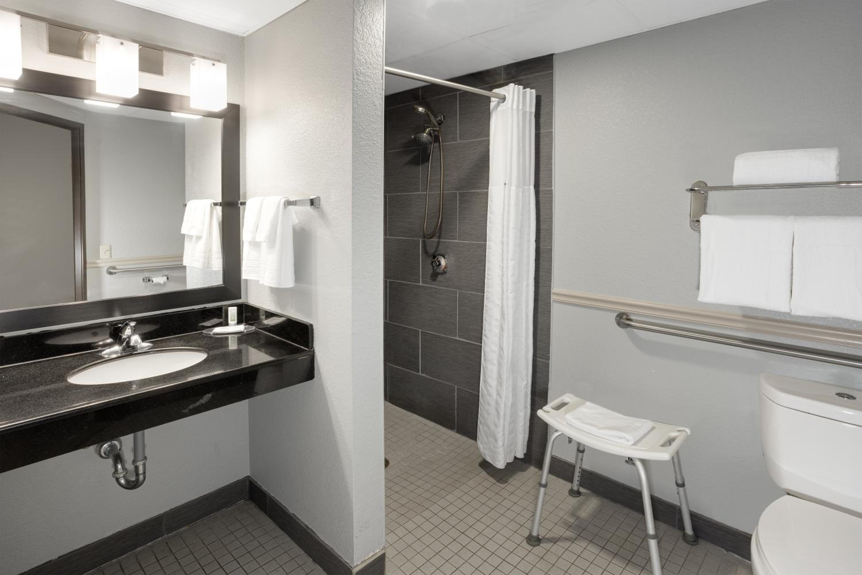 Deluxe Queen Room - Mobility Access/Non-Smoking photo 3