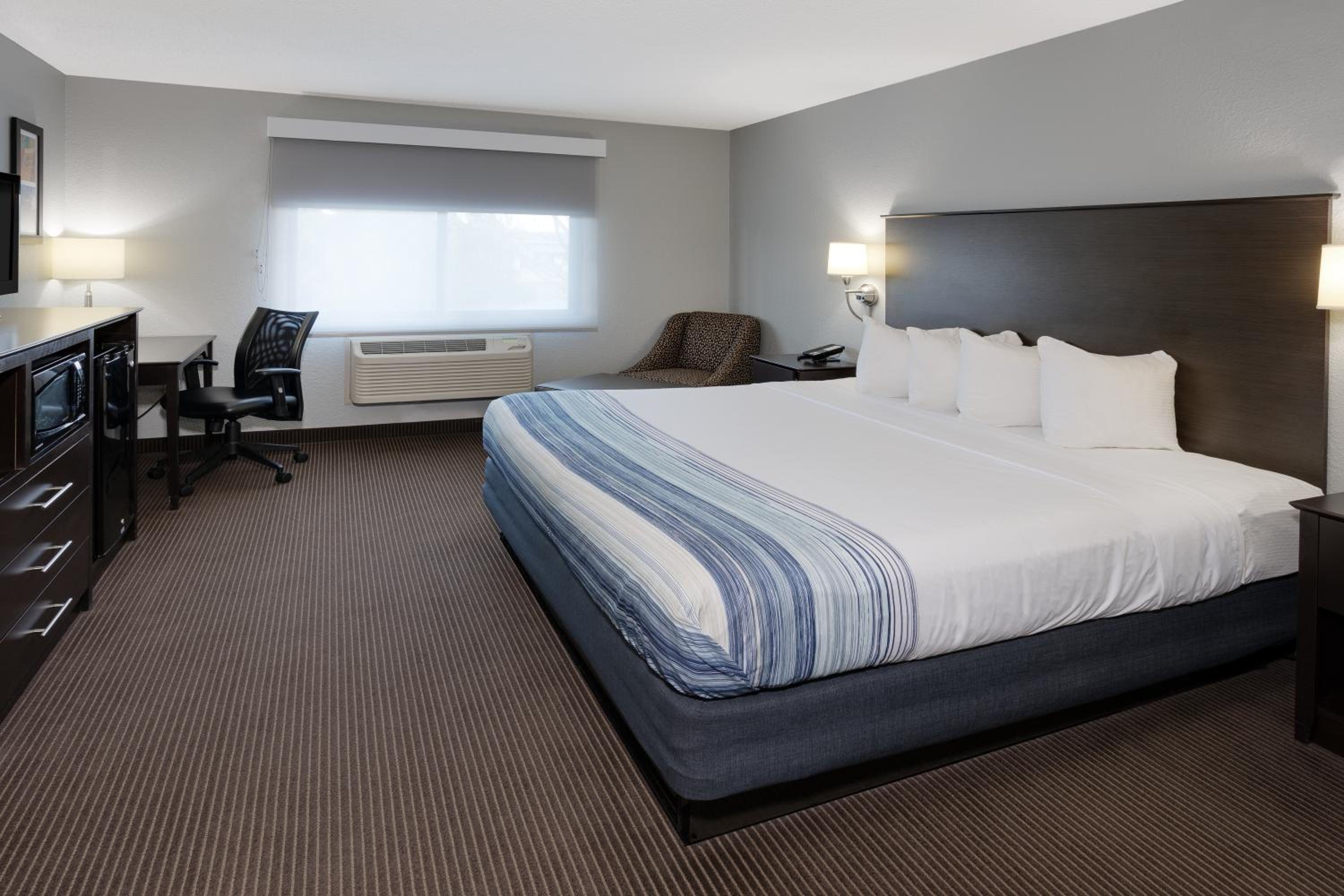 King Room - Mobility Access/Non-Smoking photo 2