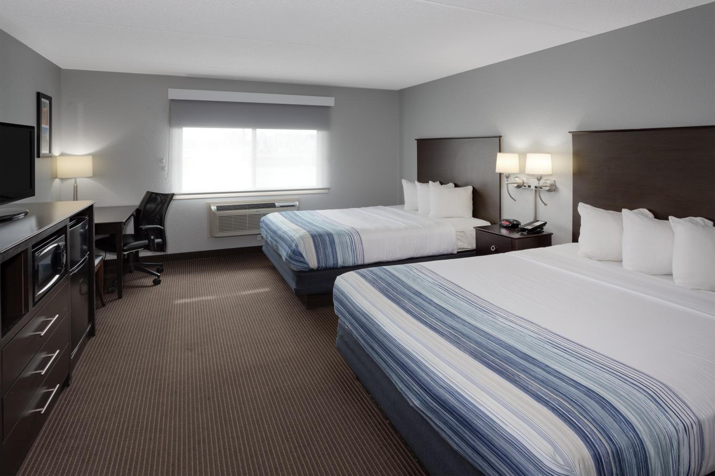 Queen Room with Two Queen Beds photo 1