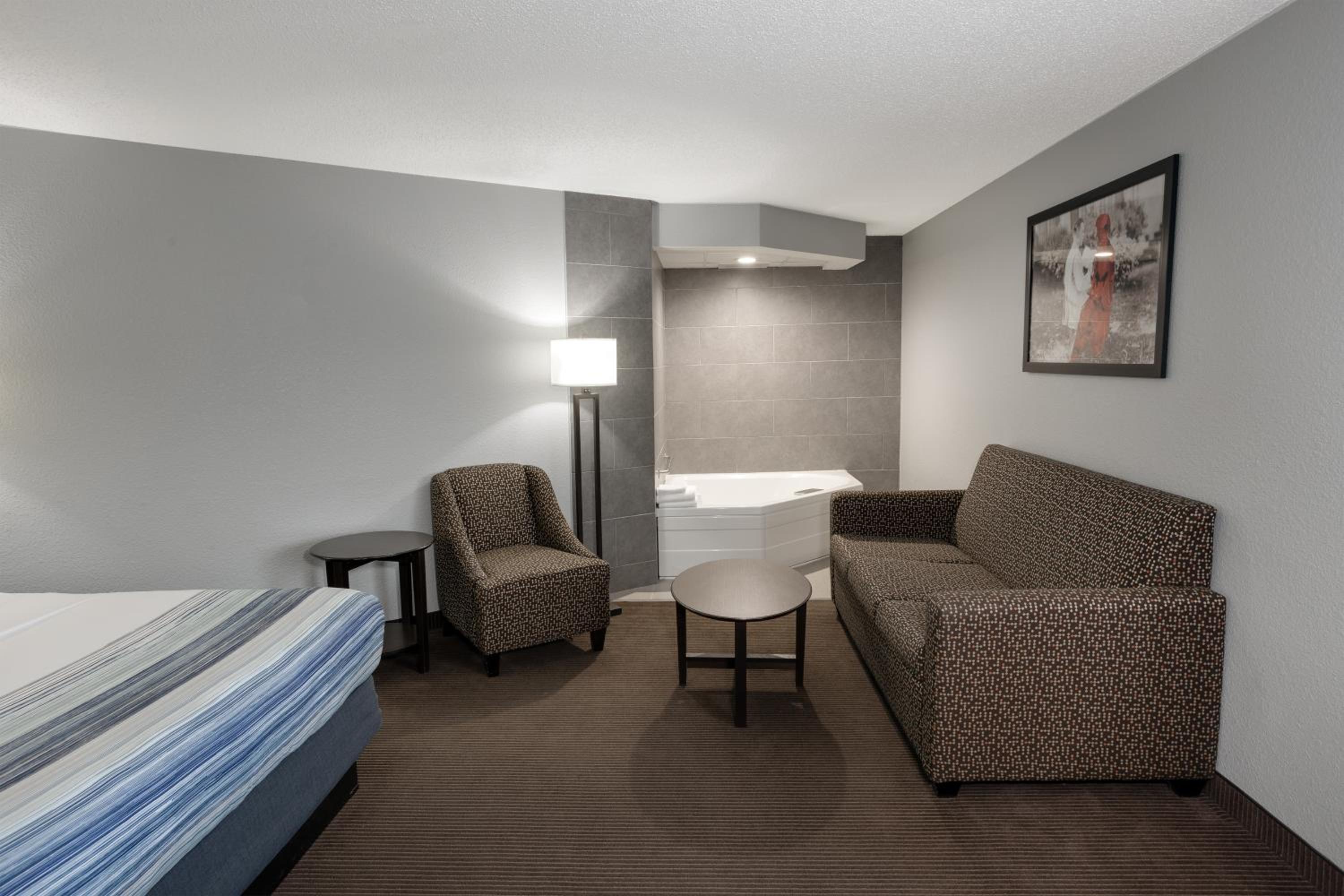 Deluxe King Studio Suite - Non-Smoking photo 2
