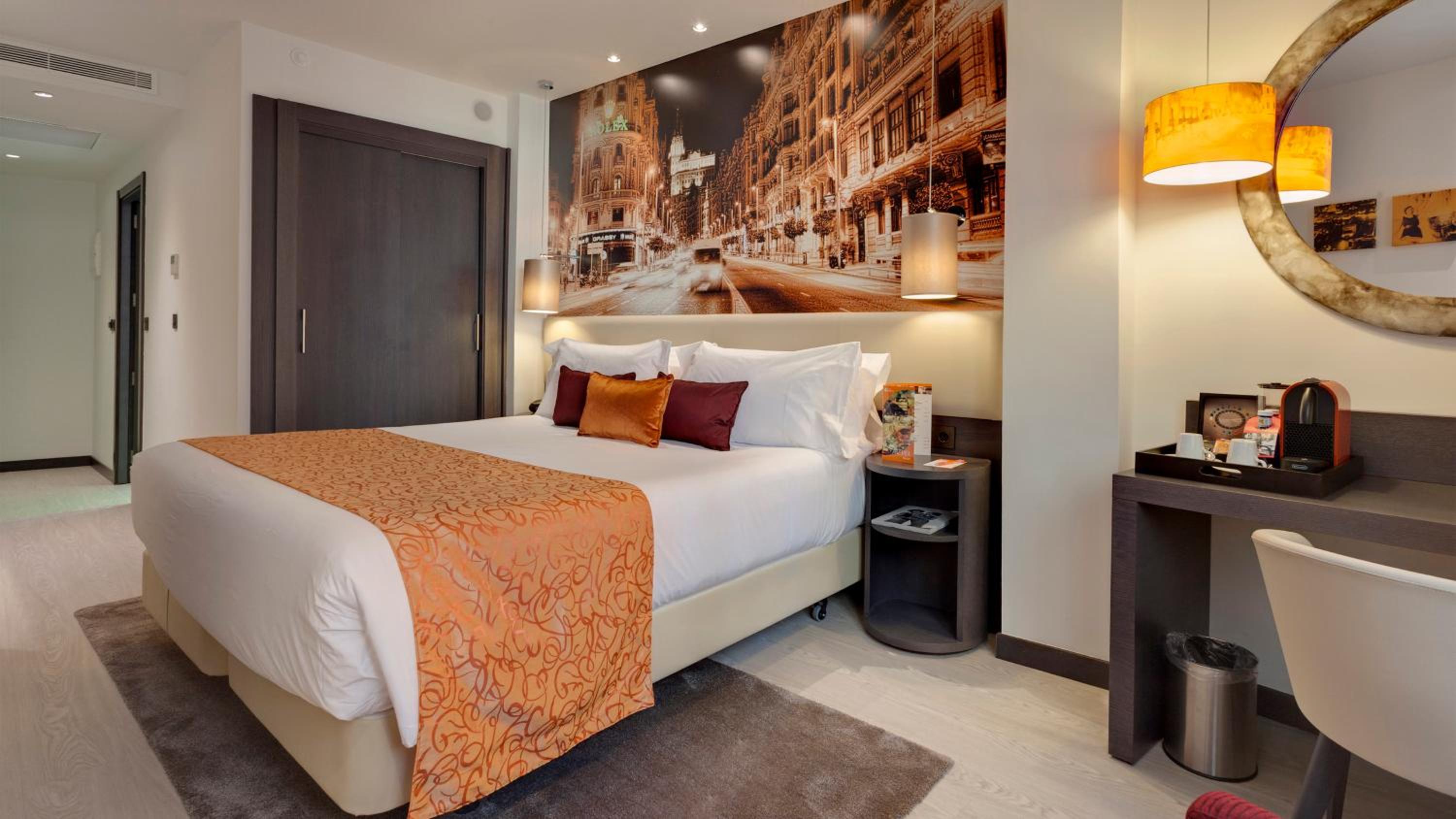 Premium King Room thumbnail 5