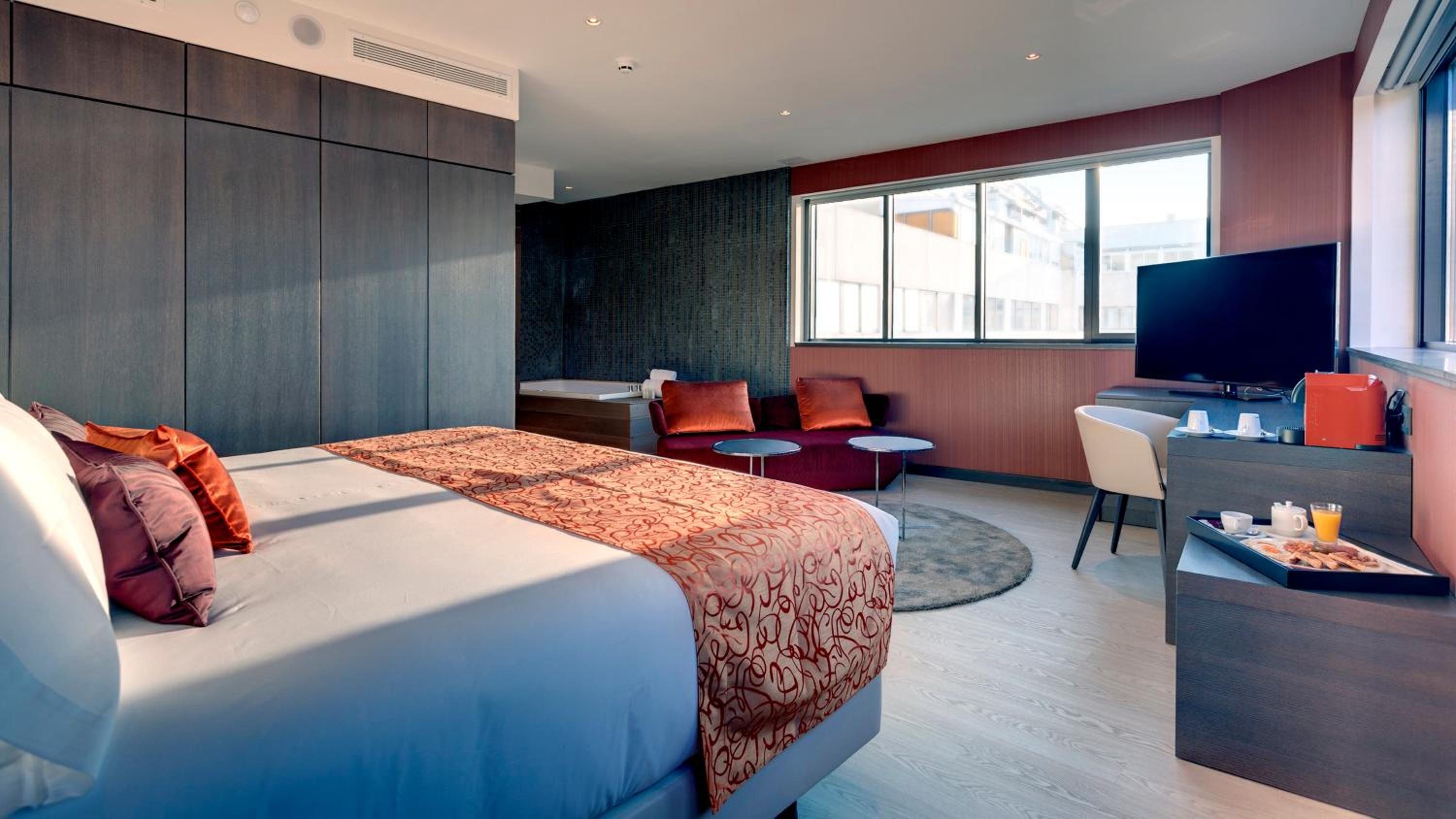 King Suite with Panoramic View thumbnail 6