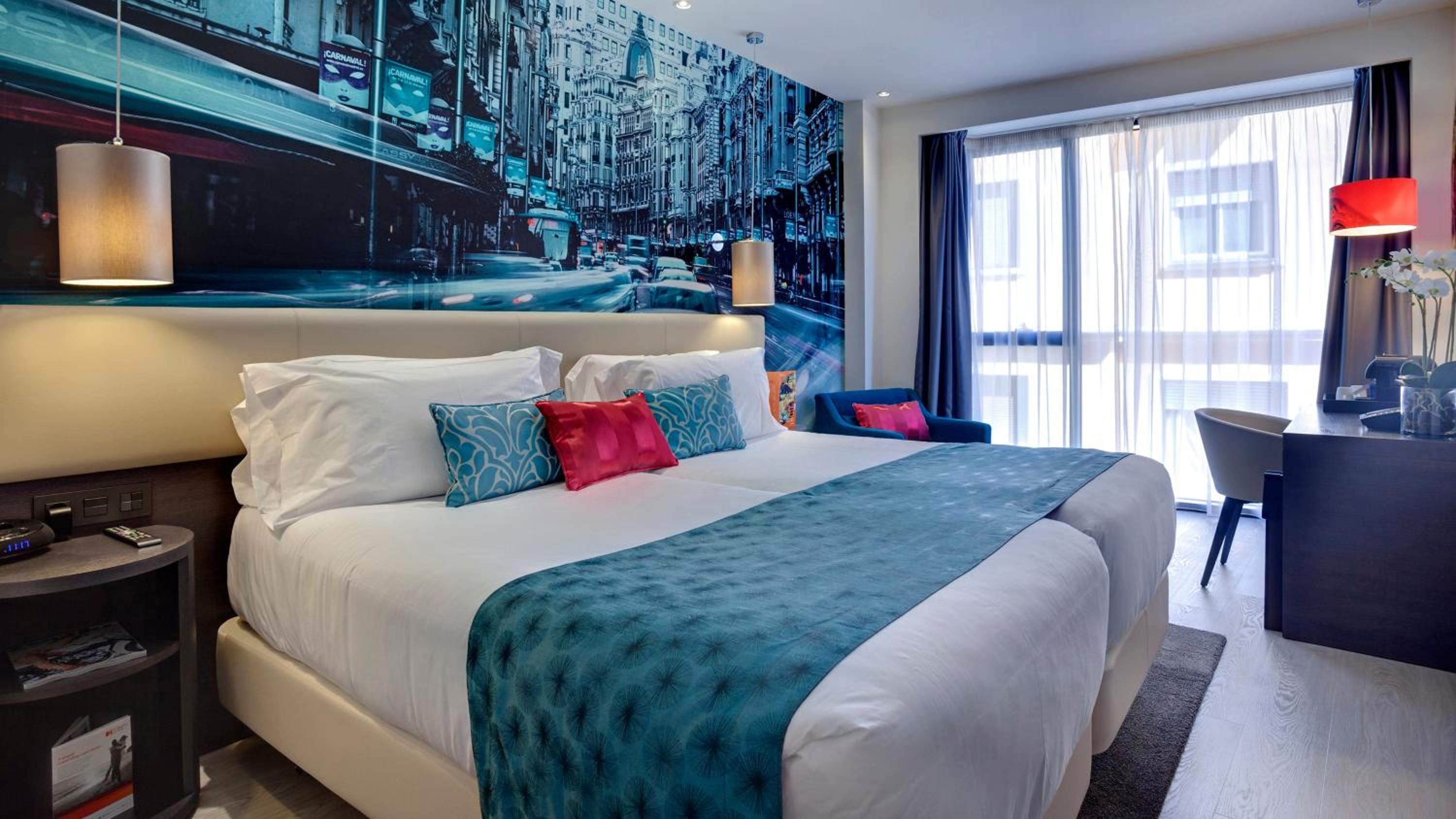 Premium Twin Room thumbnail 5