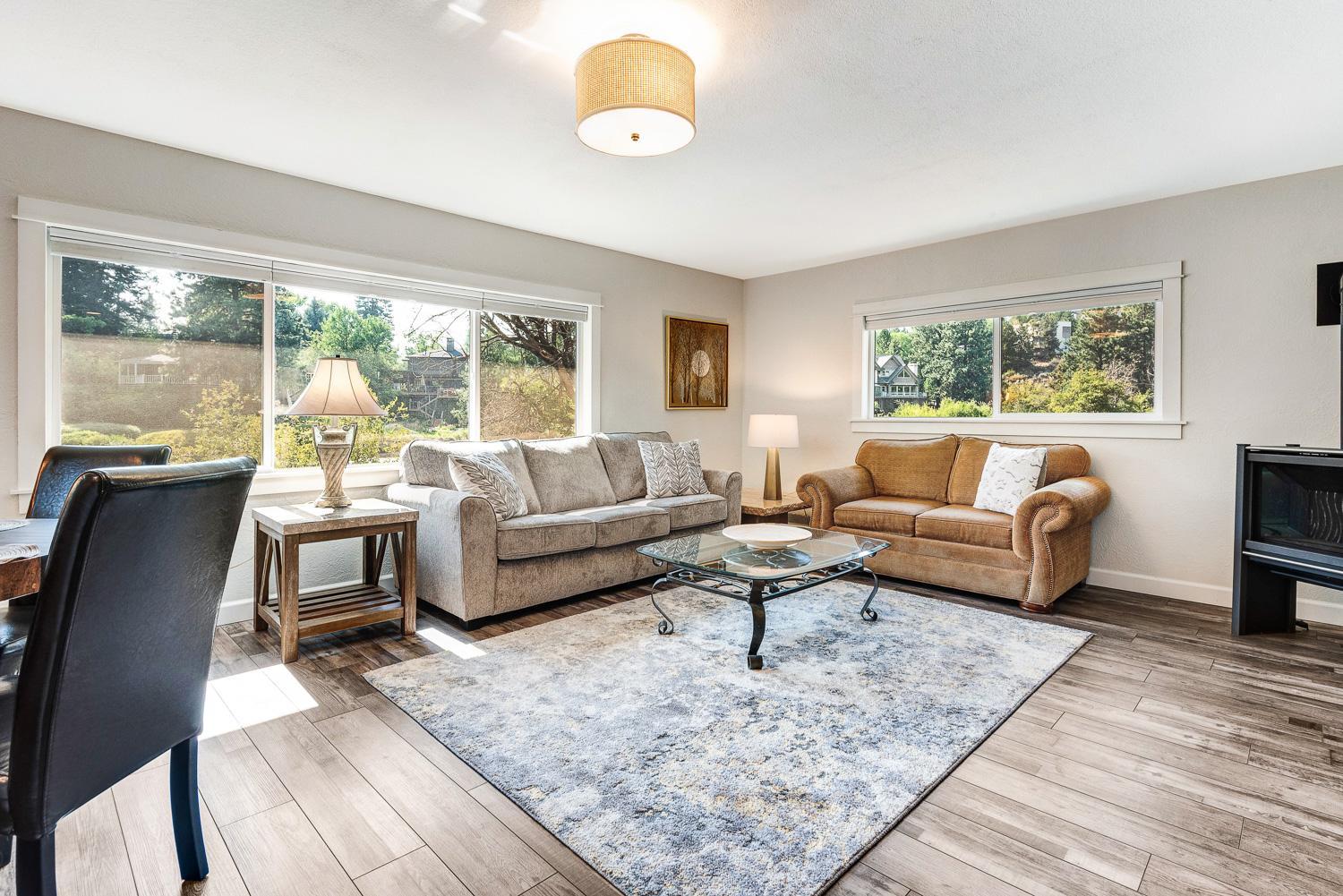 Deluxe Riverfront Cottage - Pet Friendly 