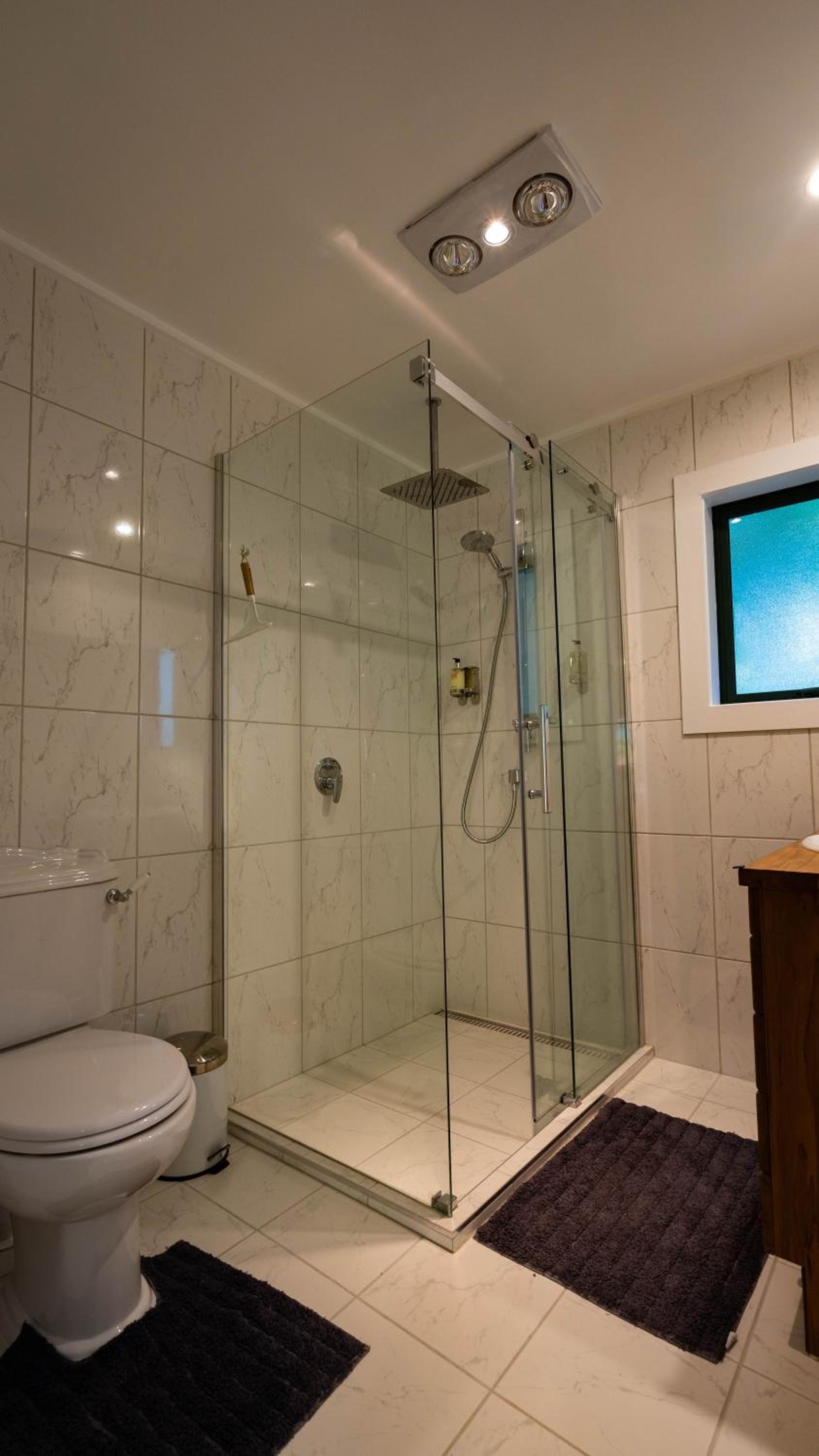 Deluxe King Room - Photo 14