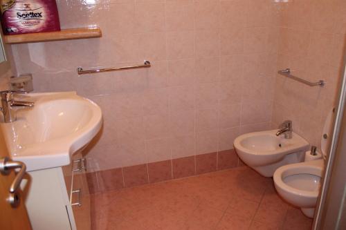 One-Bedroom Apartment with Balcony C18 photo 2