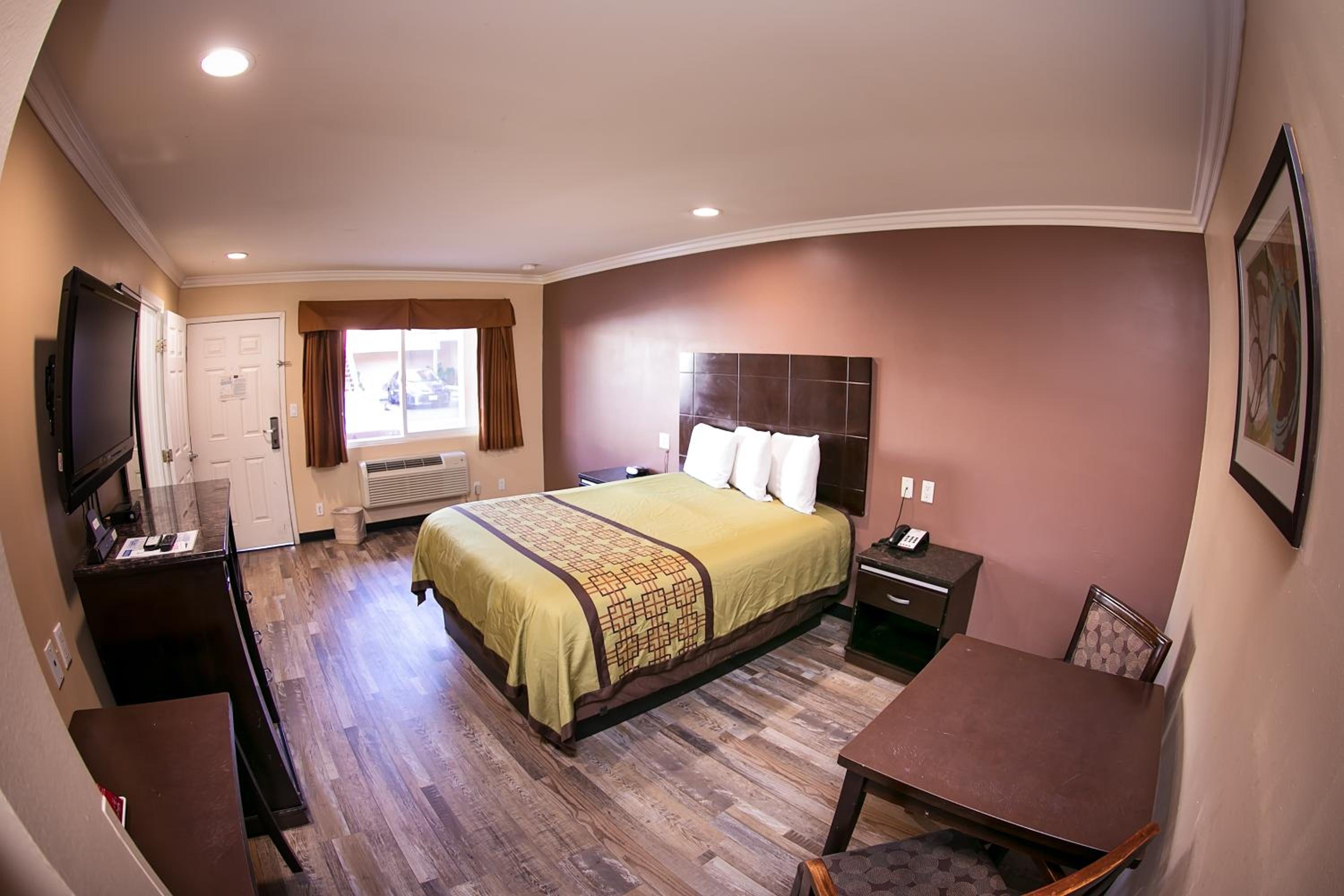 Queen Room - Disability Access/Non-Smoking