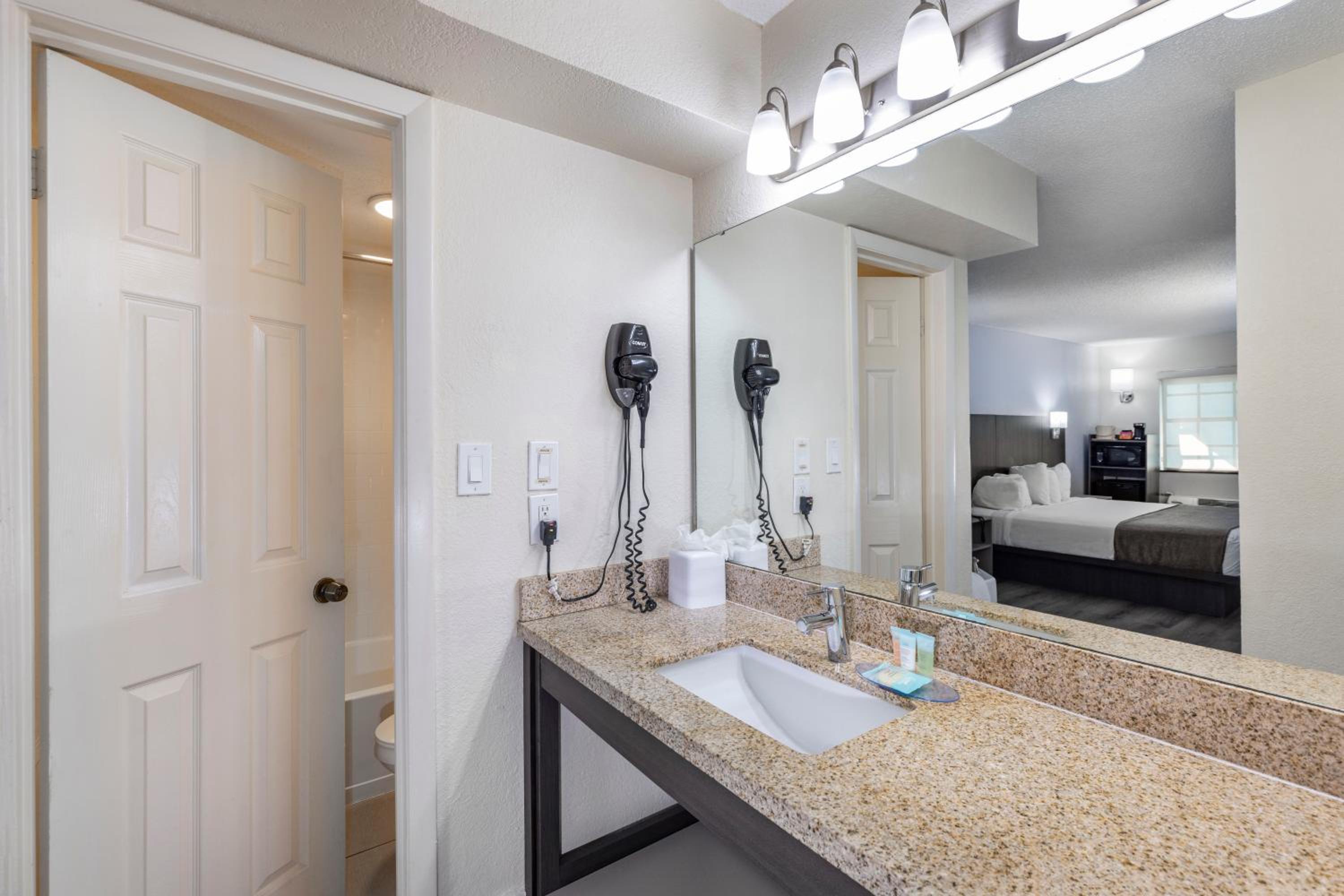 Deluxe King Room - Photo 3