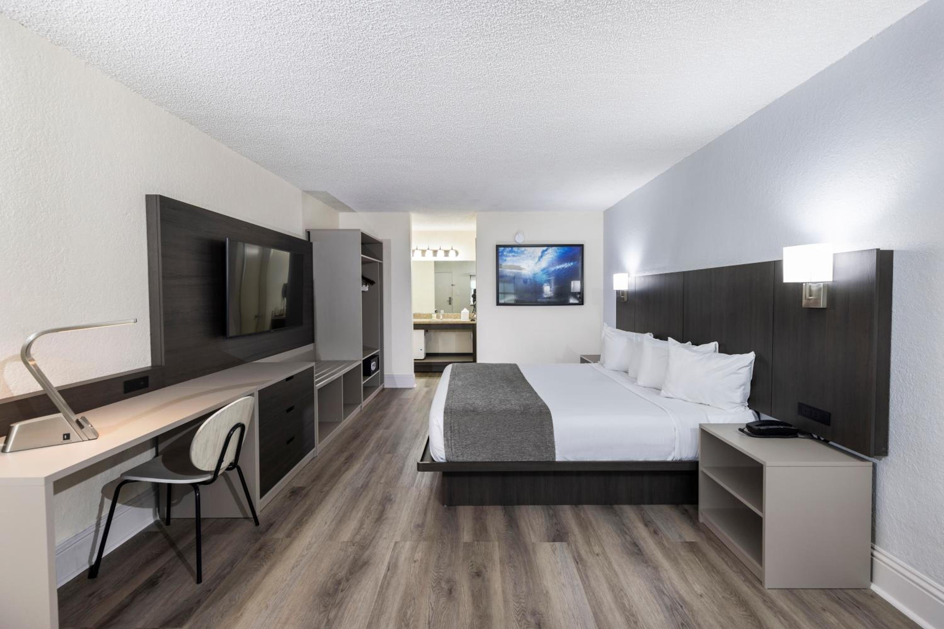 Deluxe King Room - Photo 1