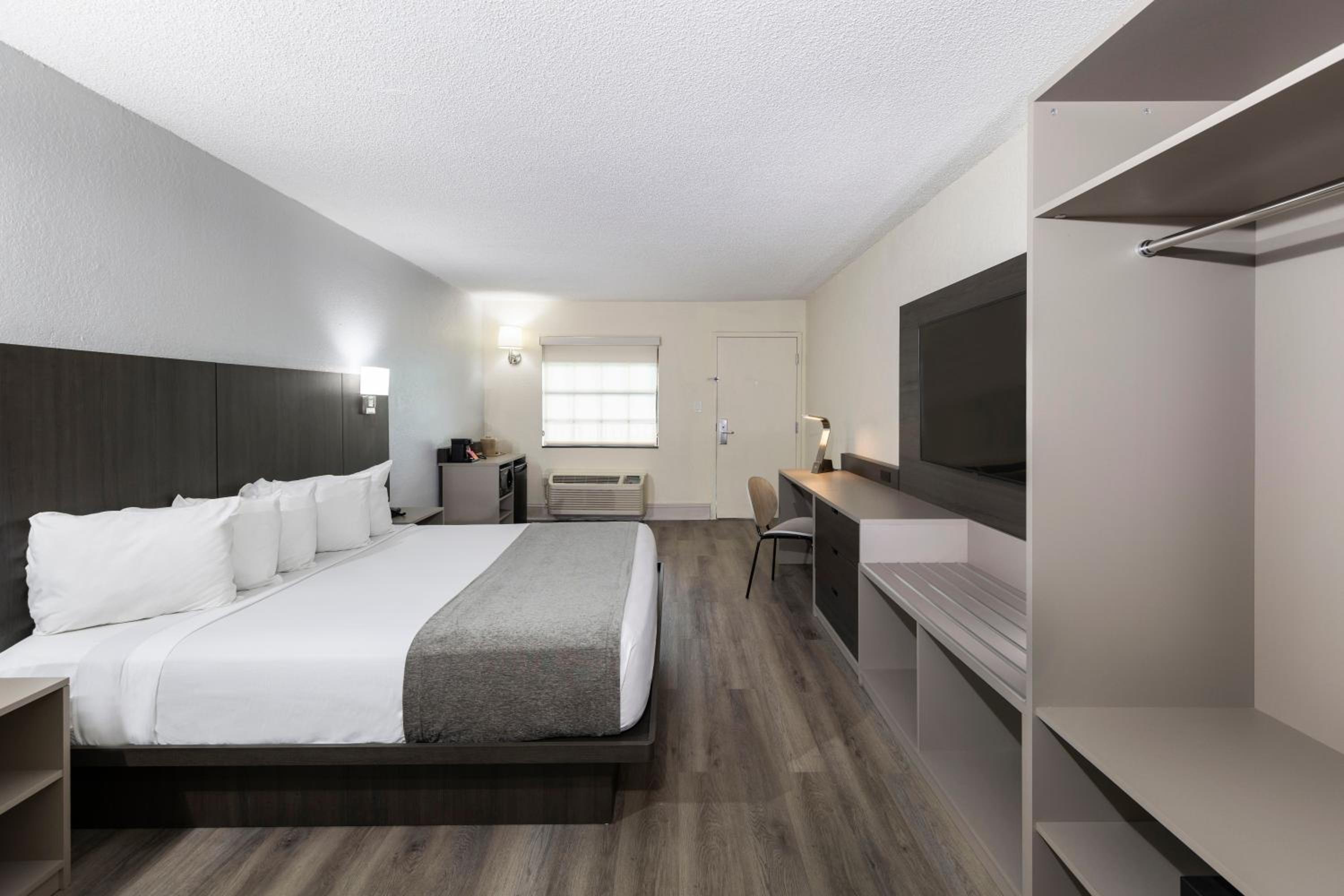 Deluxe King Room - Photo 2