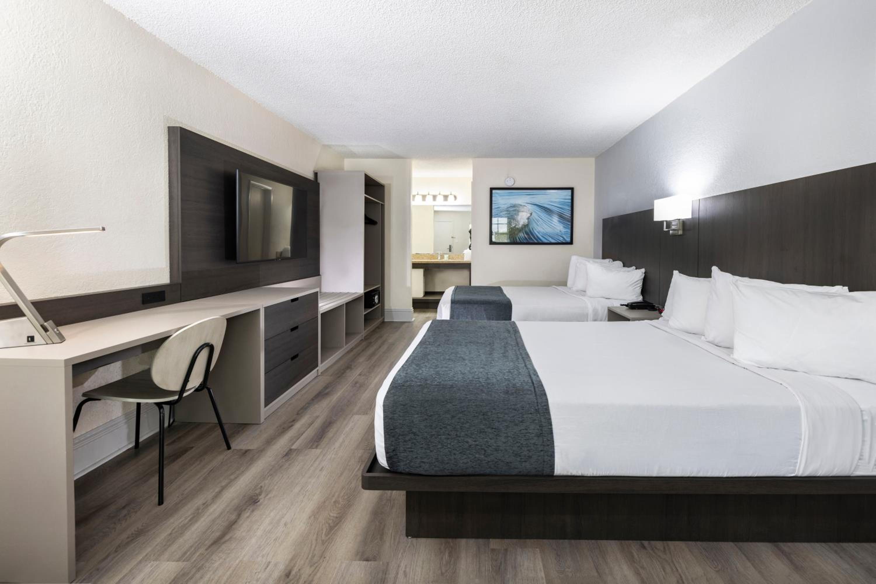 Deluxe Queen Room with Two Queen Beds - Photo 4