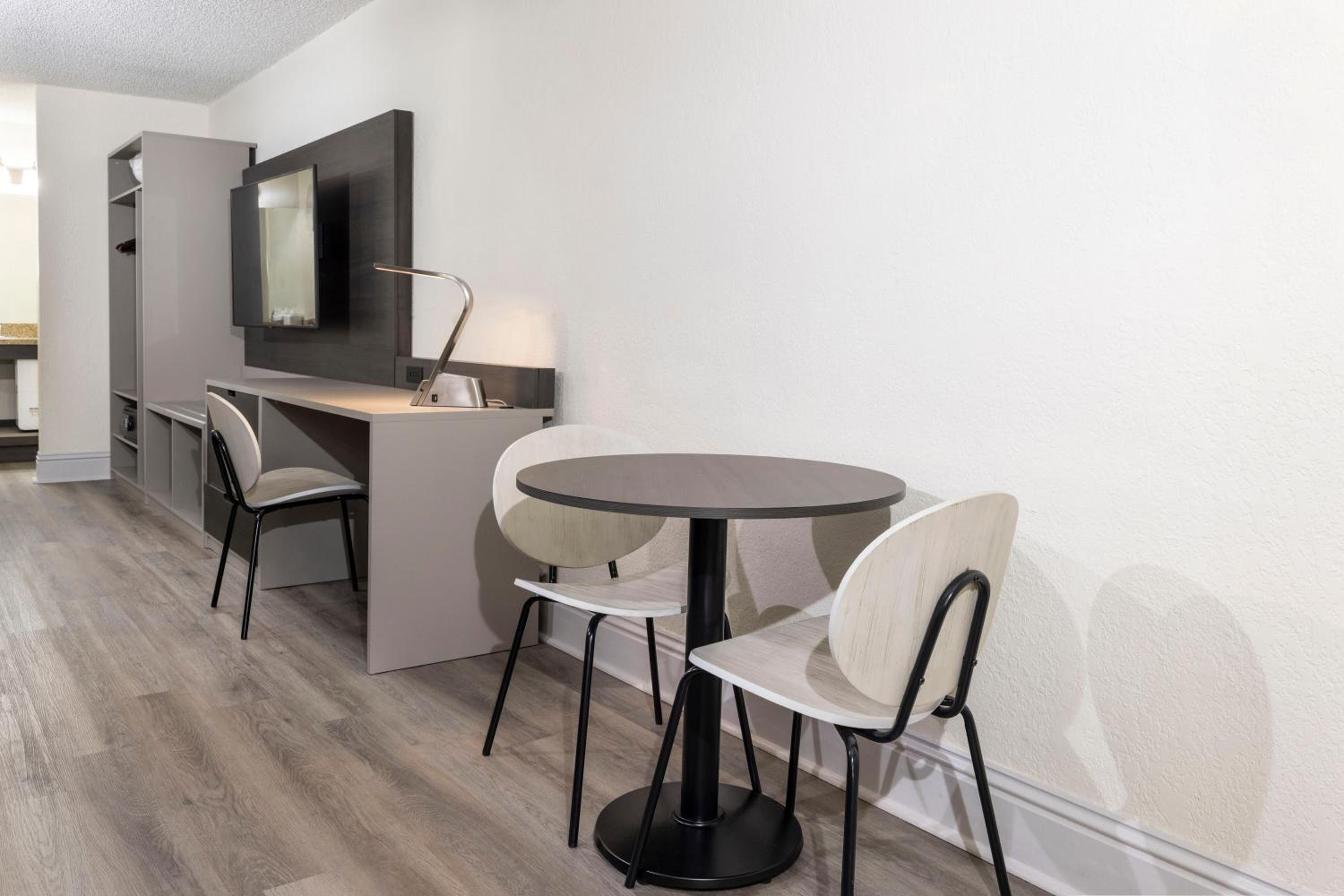 Premium King Suite - Photo 3