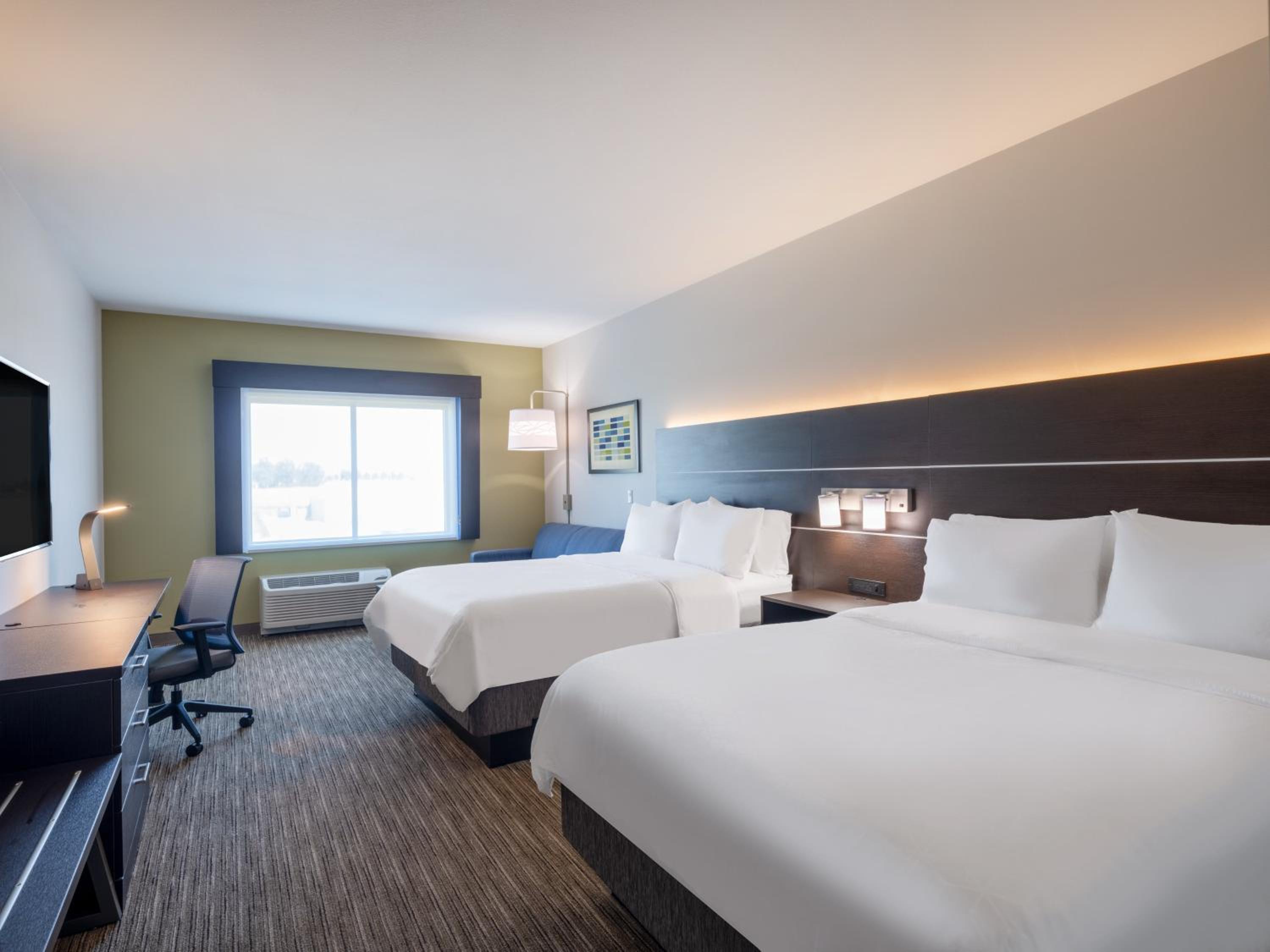 Standard Room with Two Queen Beds - Photo 2