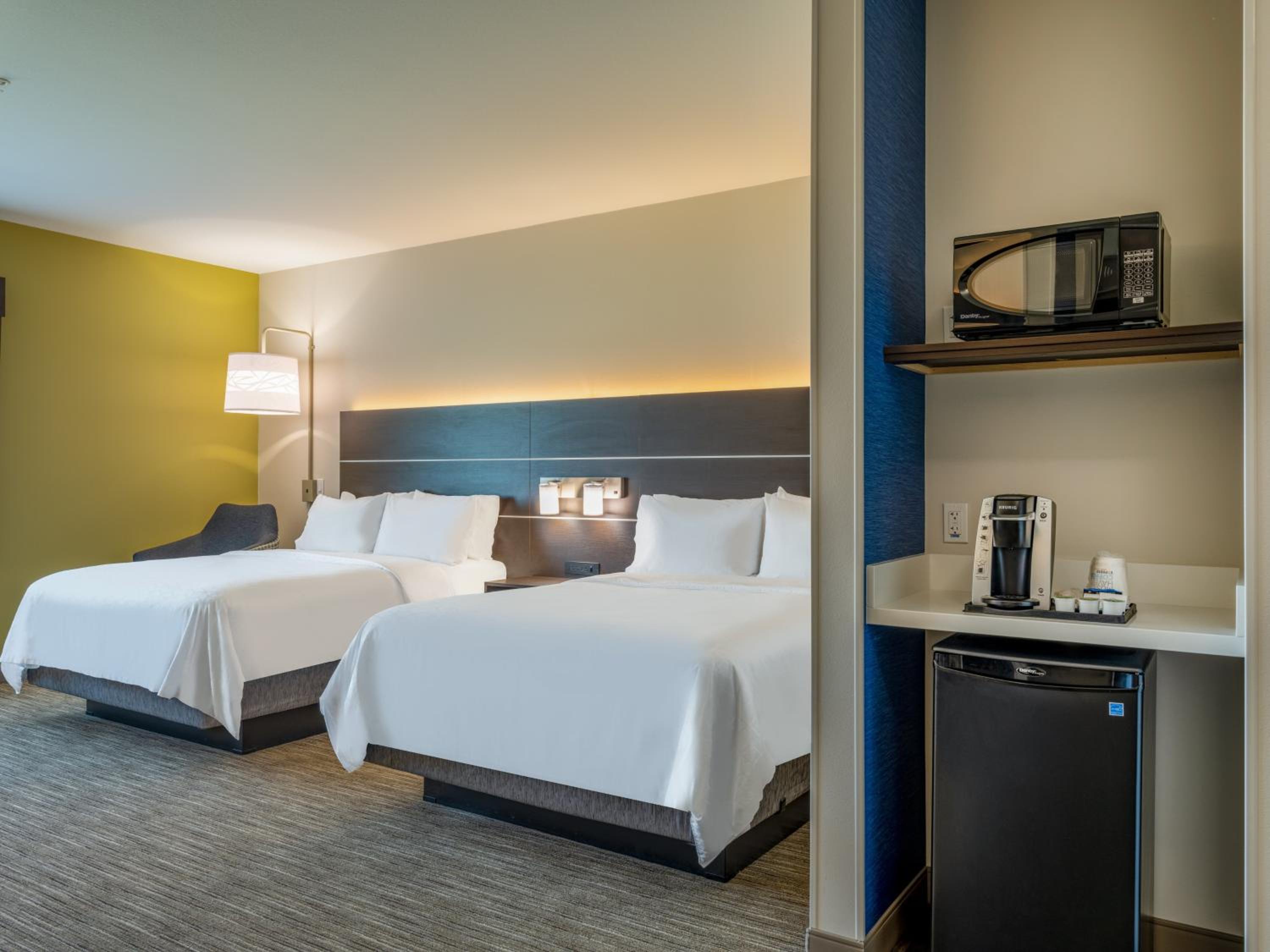 Standard Room with Two Queen Beds - Photo 1