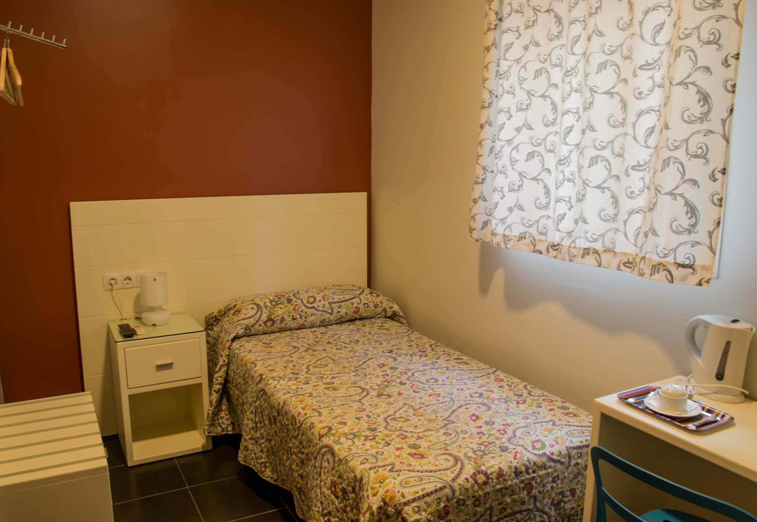 Single Room thumbnail 5